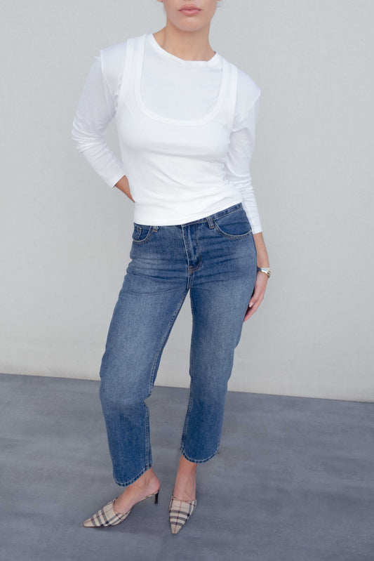 Jeans rectos clásicos en color azul. Fotografía de modelo con los pantalones de denim.