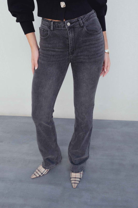 Jeans flare (campana) de talle alto en azul denim. Estilo retro de los años 70.