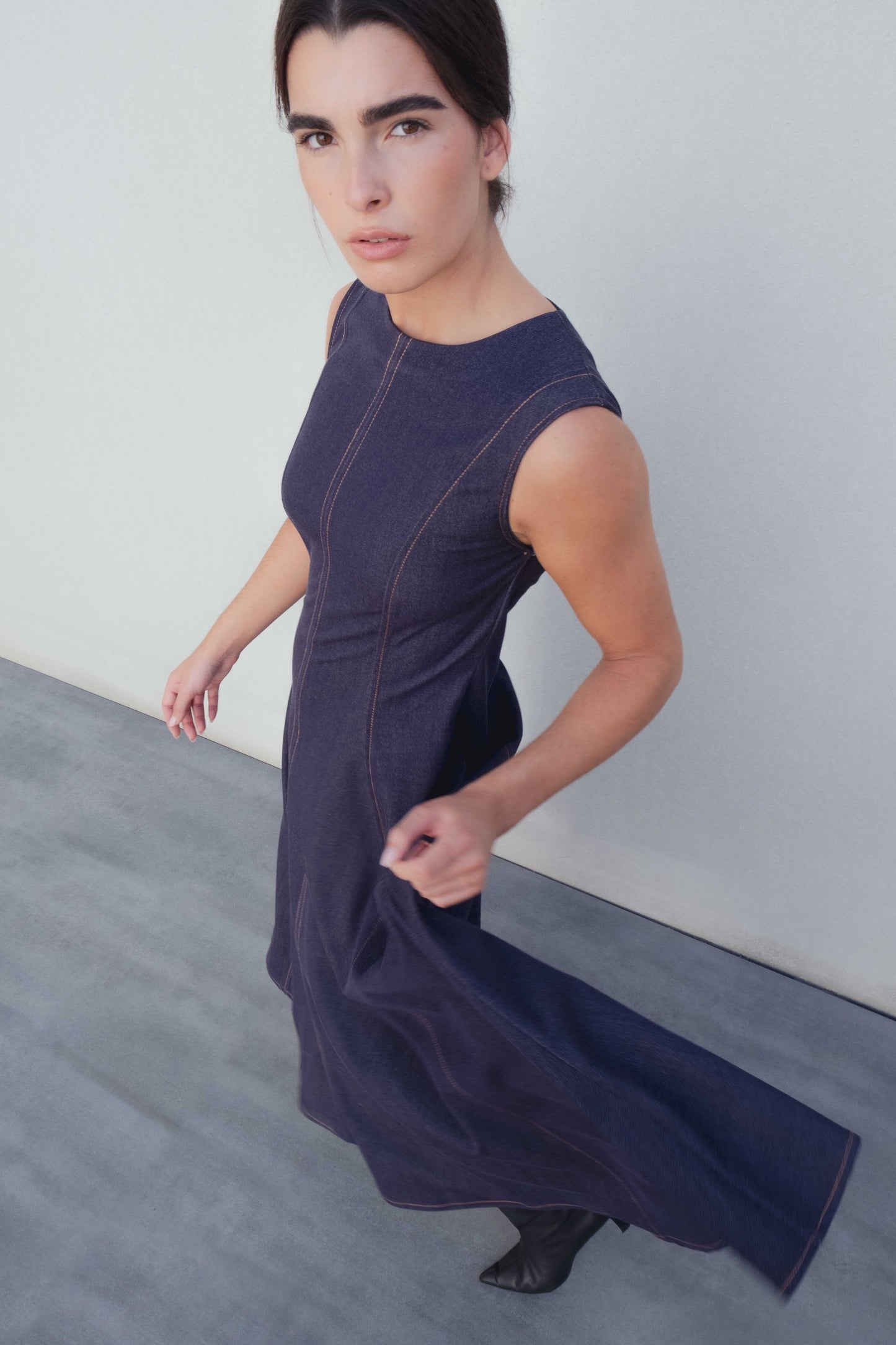 Vestido midi efecto denim de cuello redondo y manga sisa