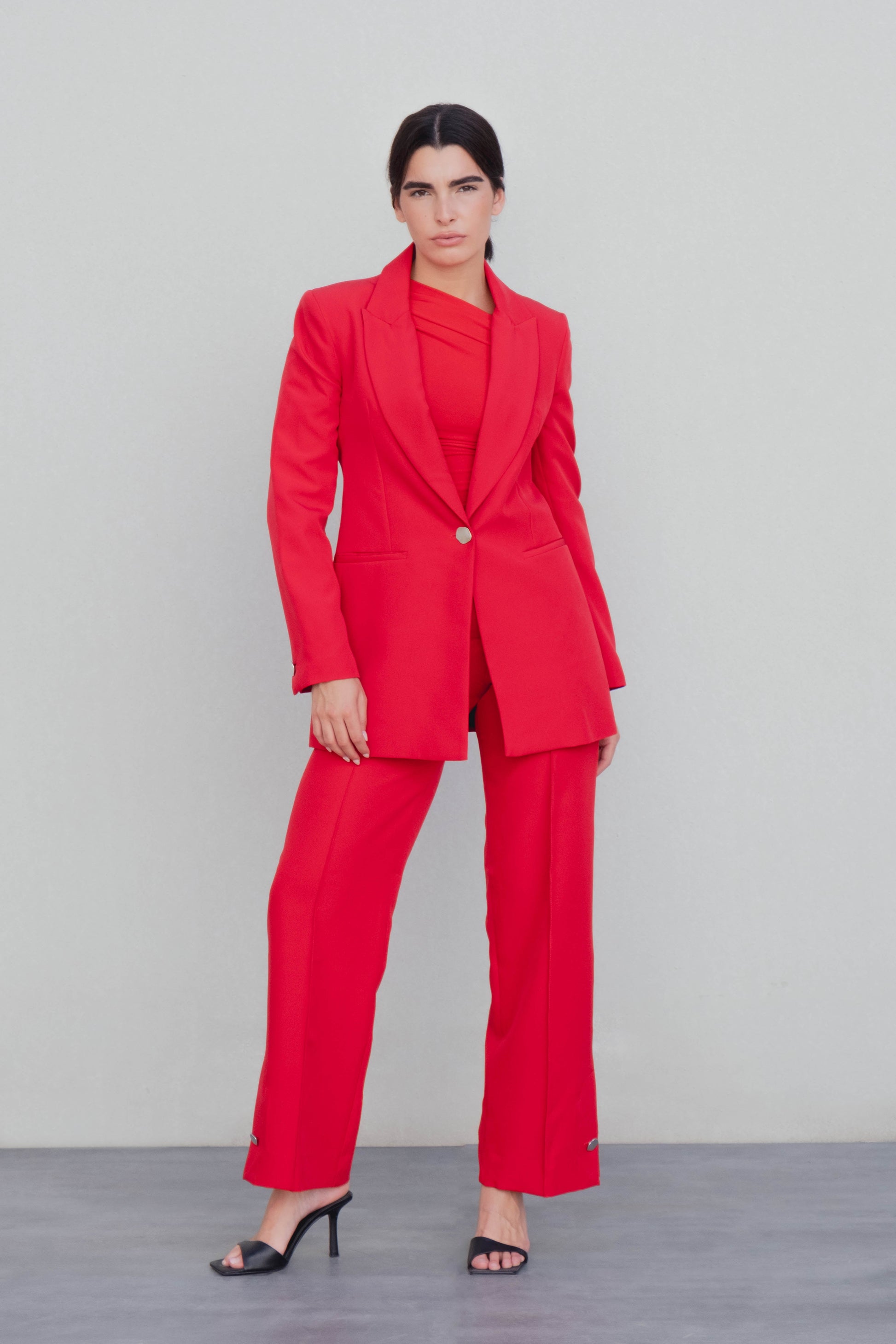 Camiseta roja asimétrica con pliegues de diseño moderno