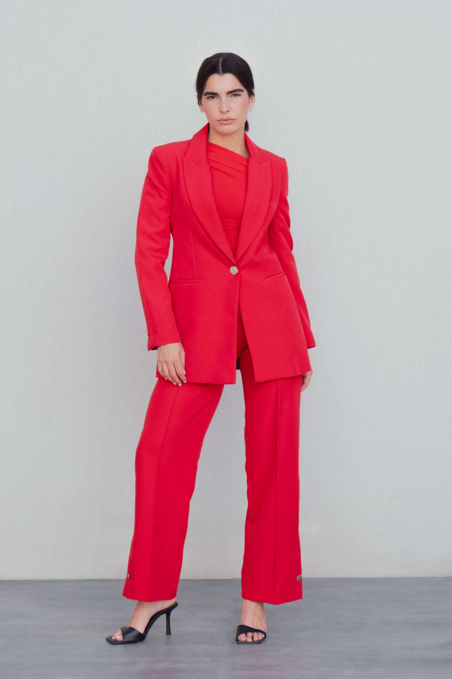 Blazer roja estructurada mujer botones plateados solapa
