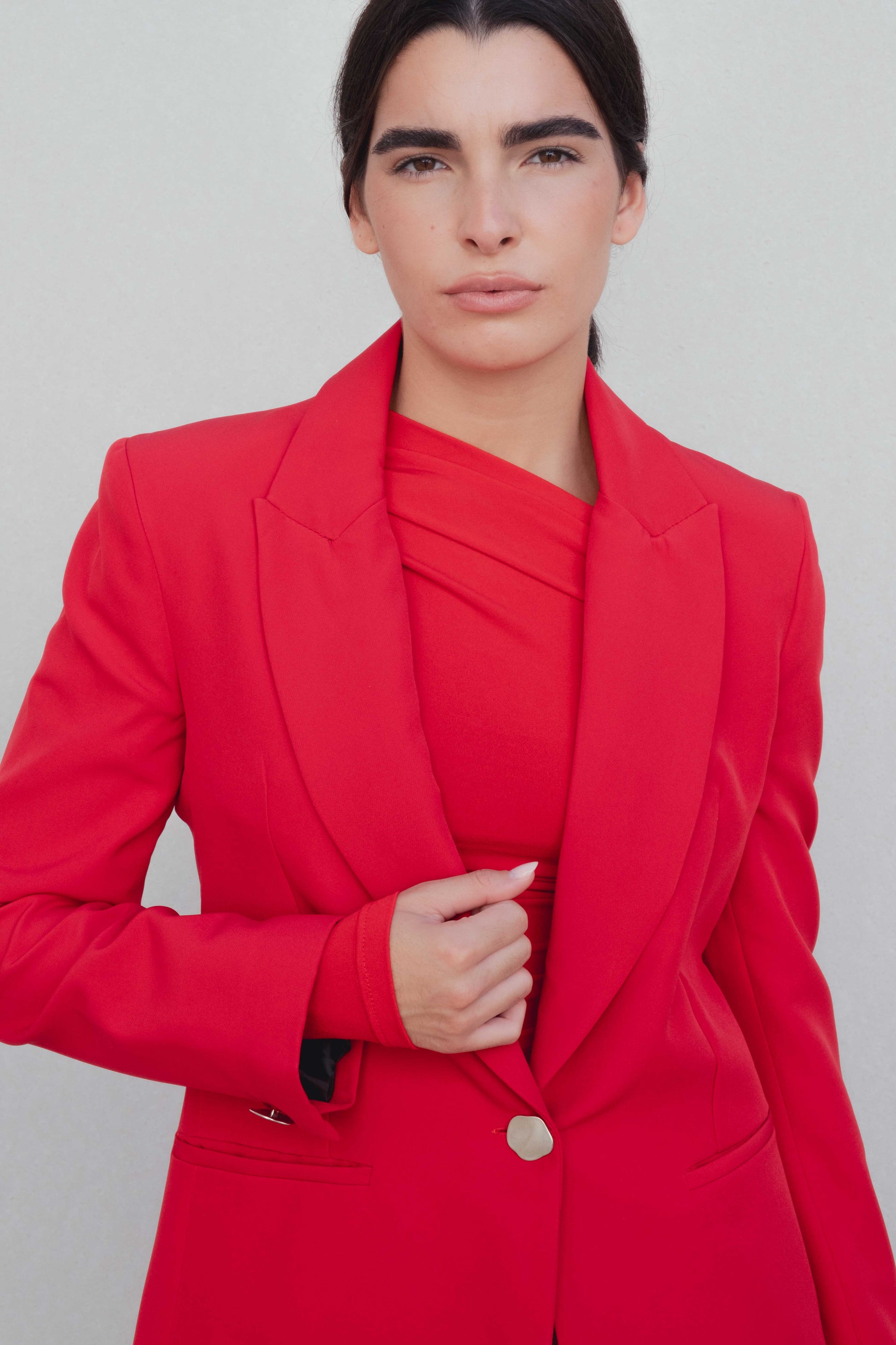 Camiseta roja asimétrica con pliegues de diseño moderno