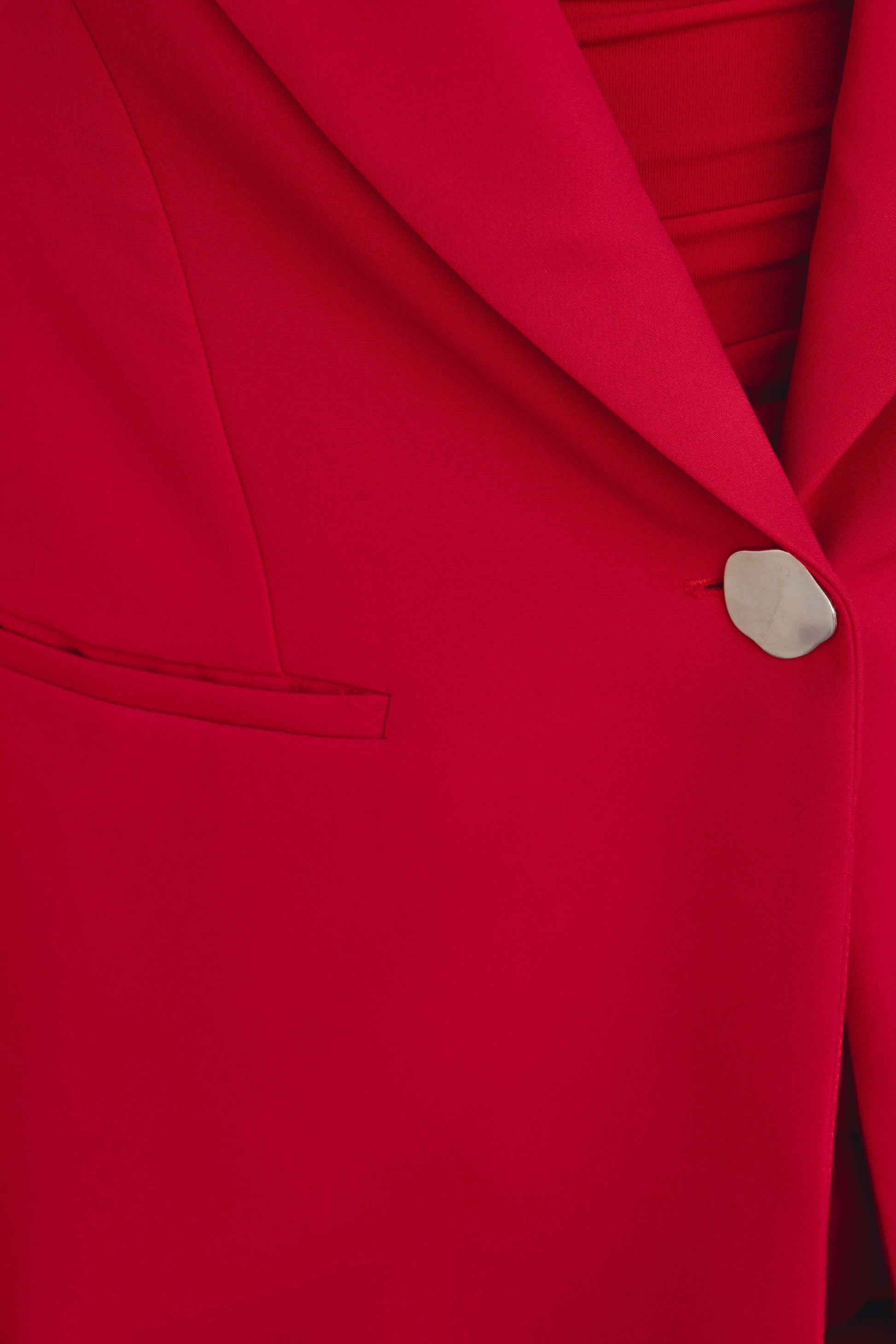Blazer roja estructurada mujer botones plateados solapa