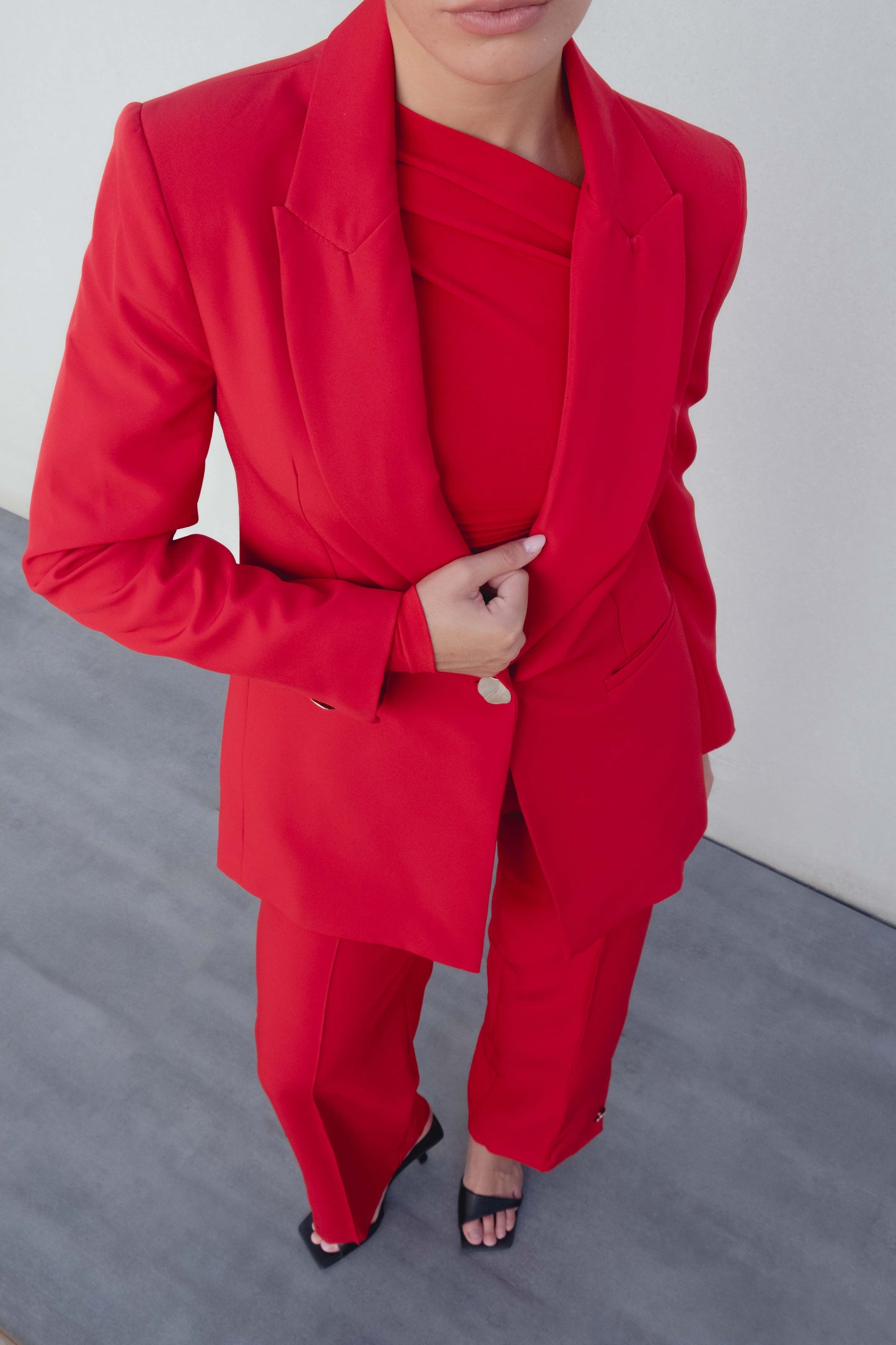Camiseta roja asimétrica con pliegues de diseño moderno