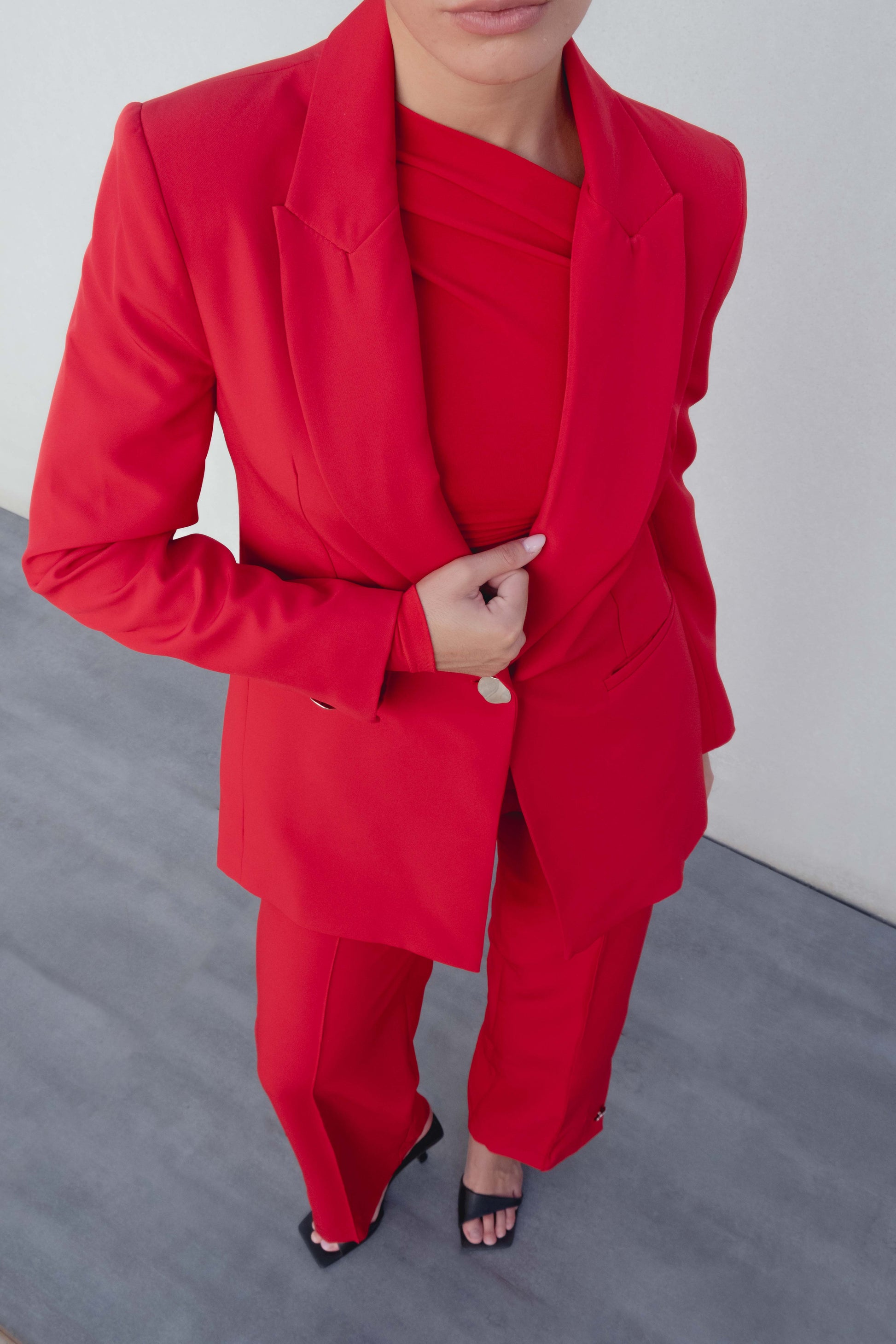 Camiseta roja asimétrica con pliegues de diseño moderno