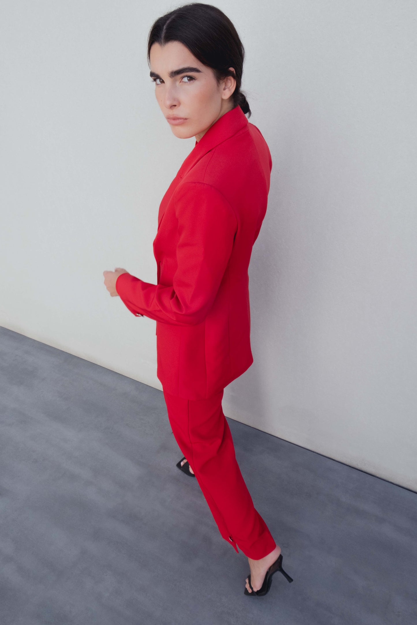 Pantalón de vestir rojo mujer tiro alto detalle botón plateado