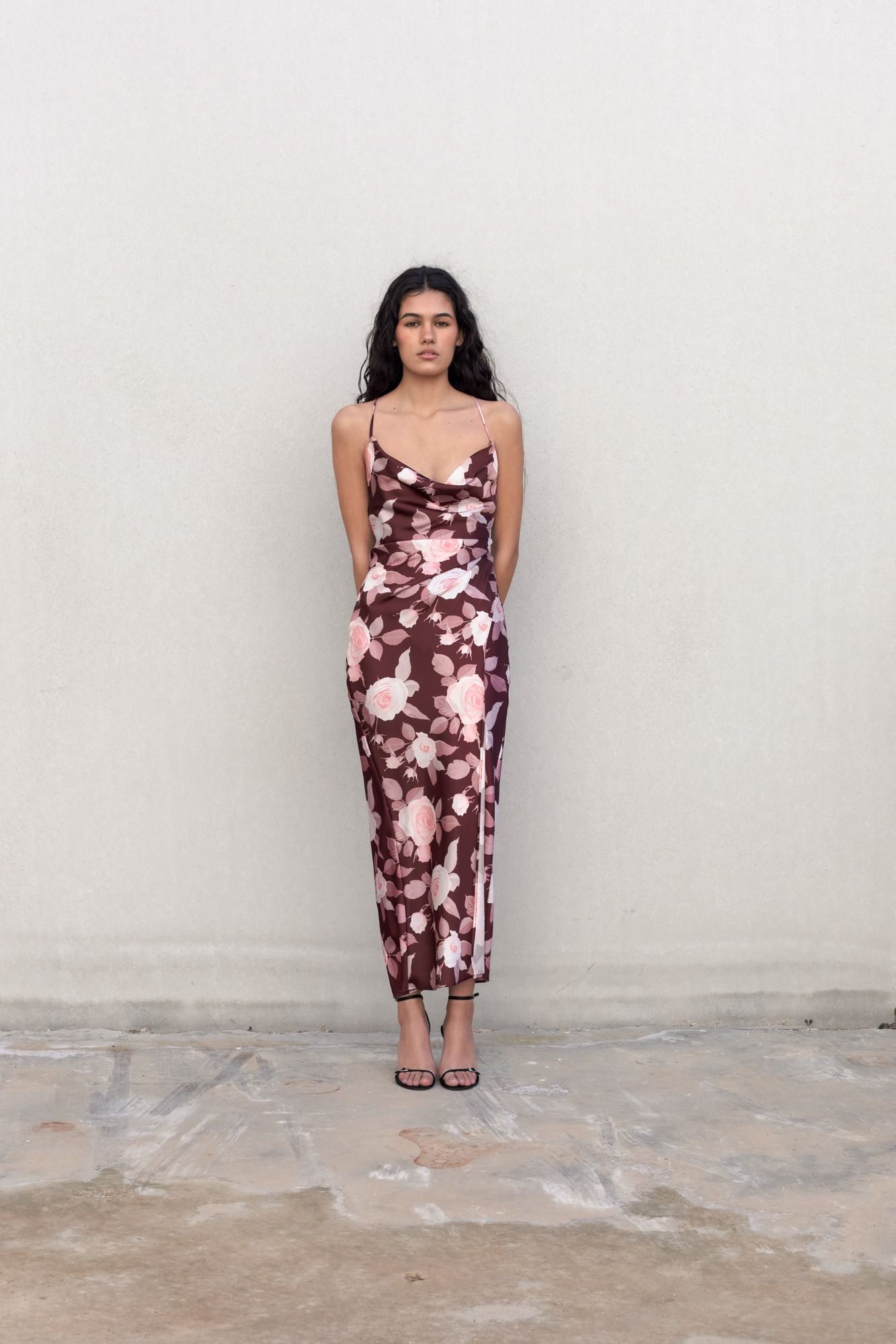 Vestido de fiesta midi satinado para mujer en color burdeos con estampado de flores, tirantes finos y abertura lateral.