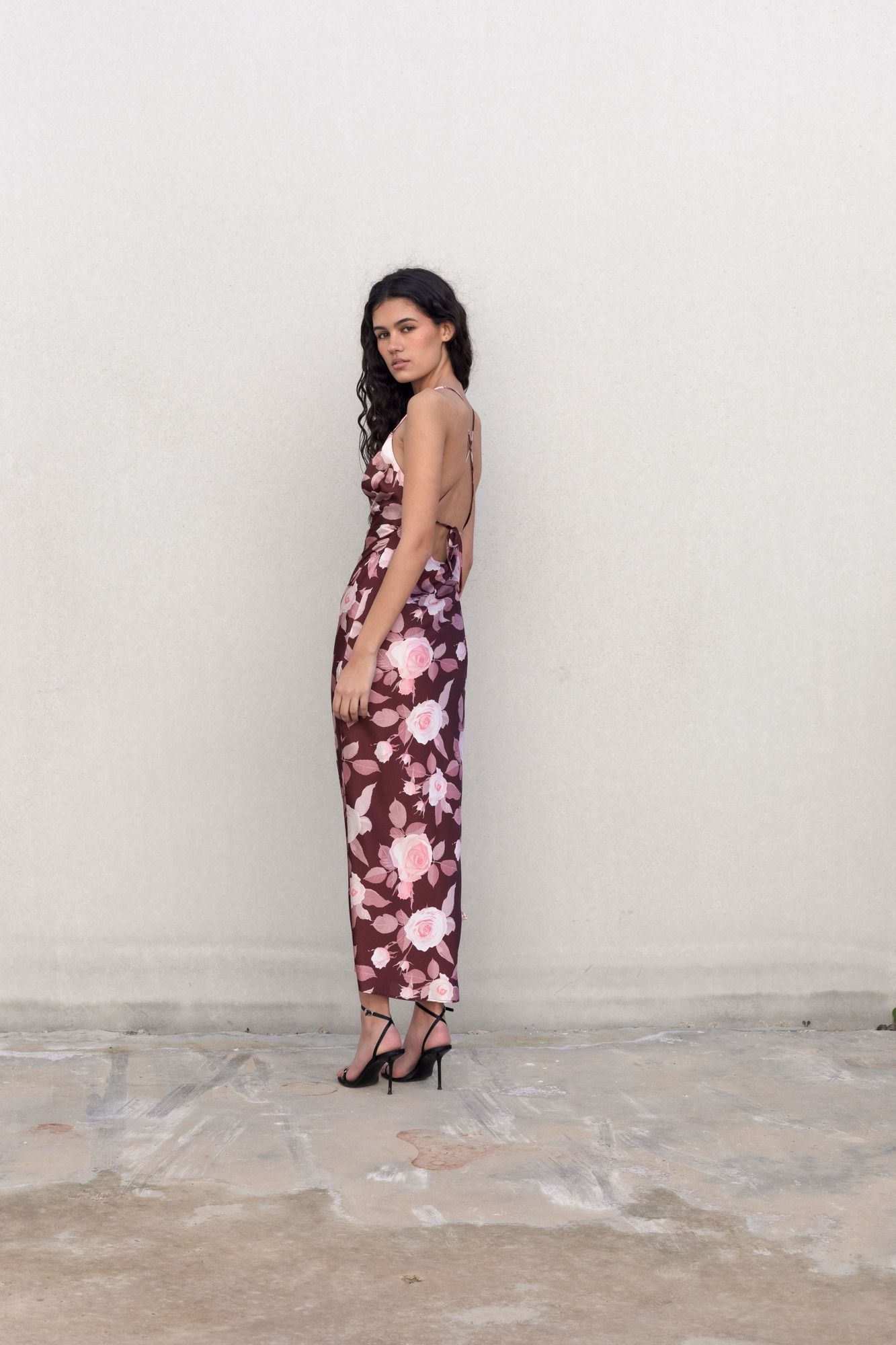 Vestido de fiesta midi satinado para mujer en color burdeos con estampado de flores, tirantes finos y abertura lateral.