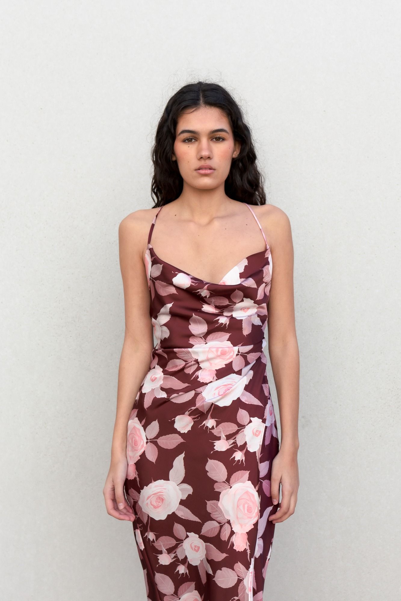 Vestido de fiesta midi satinado para mujer en color burdeos con estampado de flores, tirantes finos y abertura lateral.
