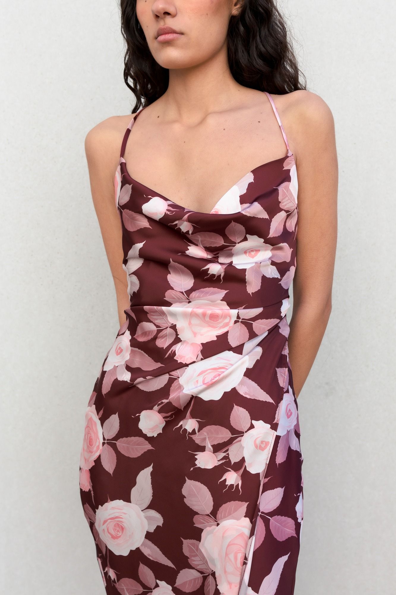 Vestido de fiesta midi satinado para mujer en color burdeos con estampado de flores, tirantes finos y abertura lateral.