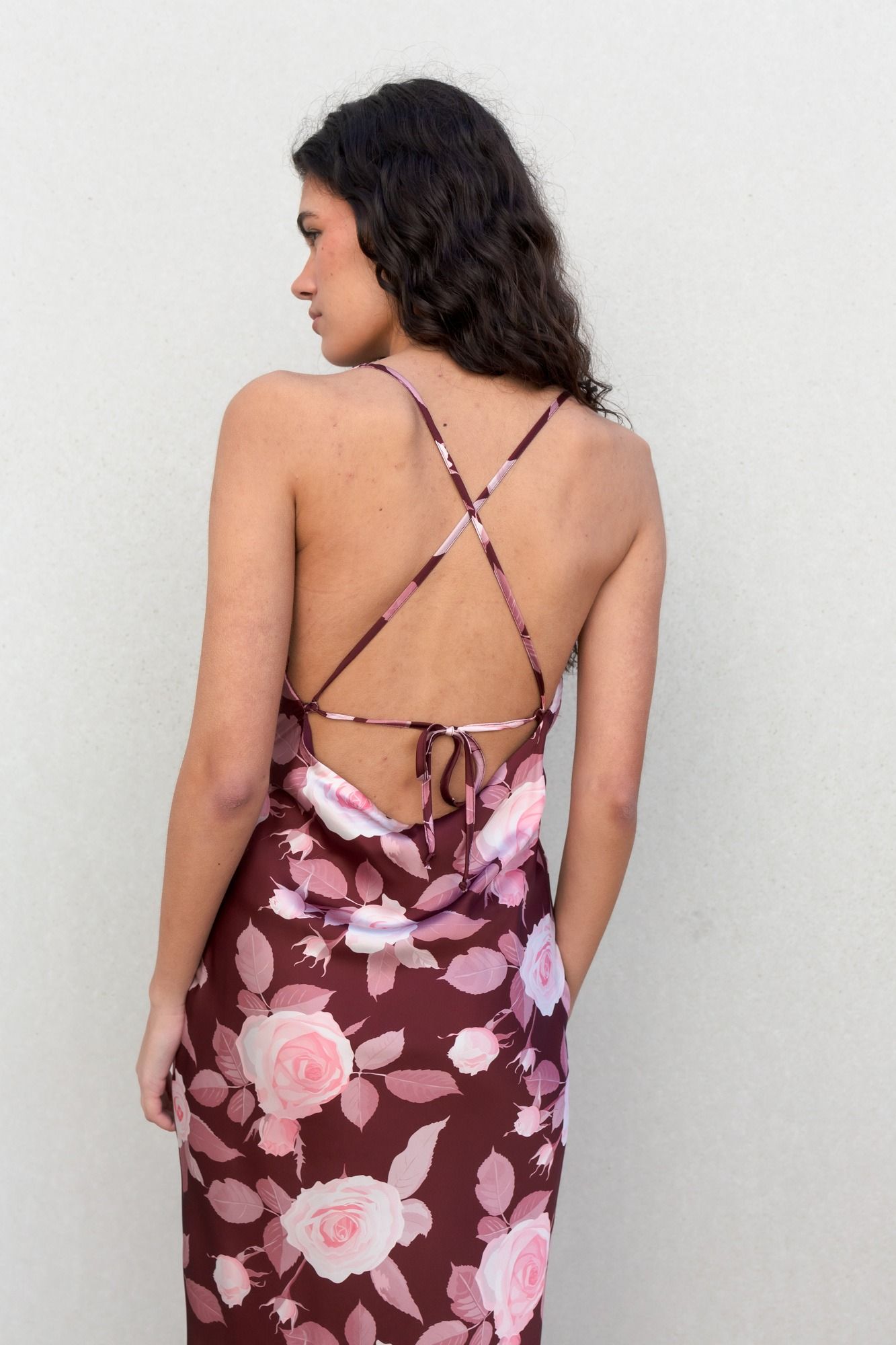 Vestido de fiesta midi satinado para mujer en color burdeos con estampado de flores, tirantes finos y abertura lateral.