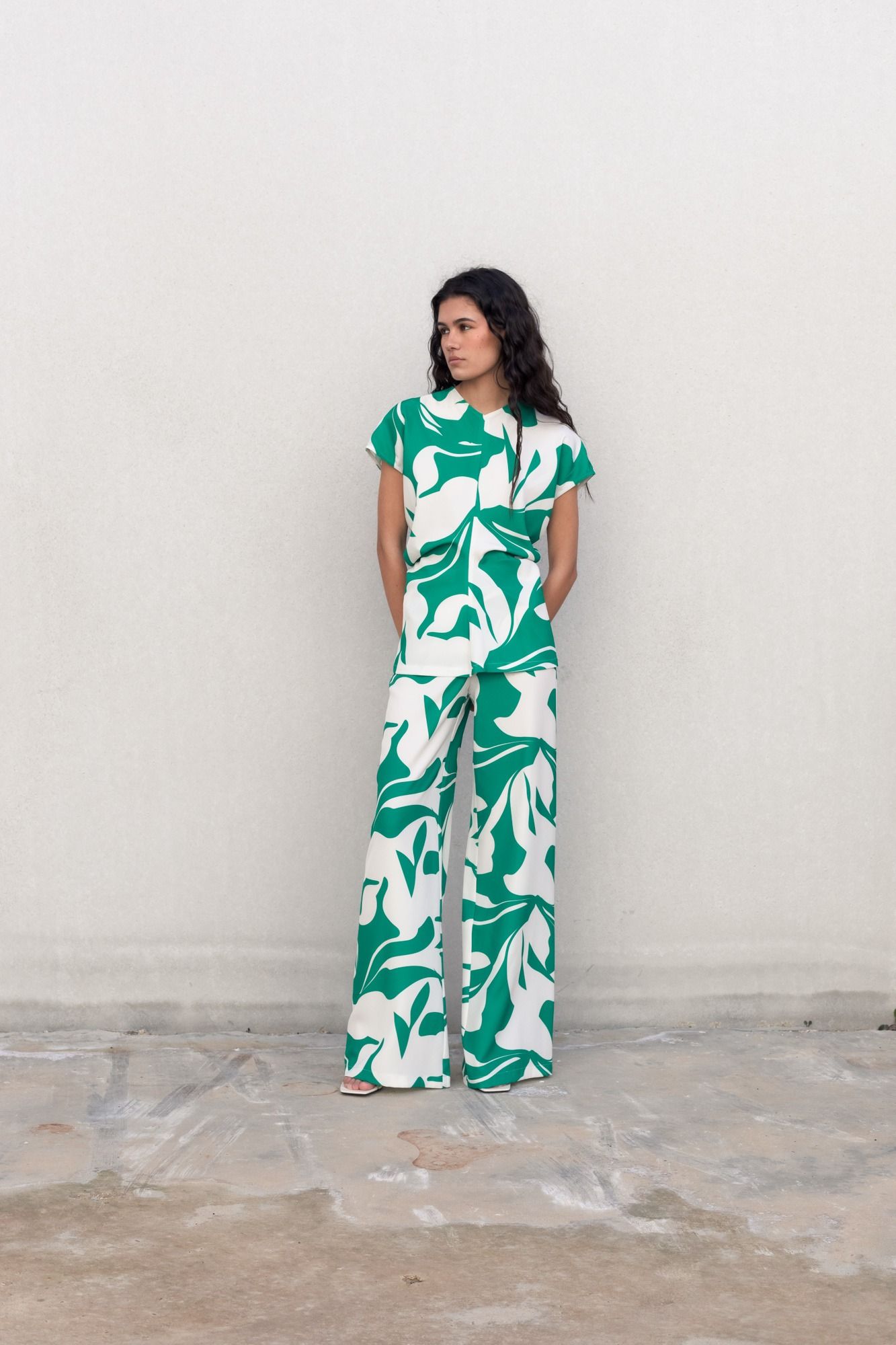 Blusa estampada de tejido ligero con detalle fruncido en el escote.