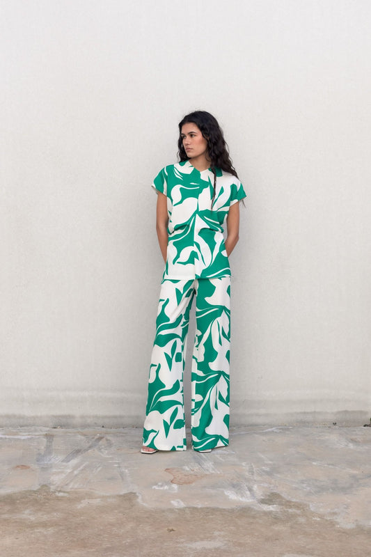 Blusa estampada de tejido ligero con detalle fruncido en el escote.