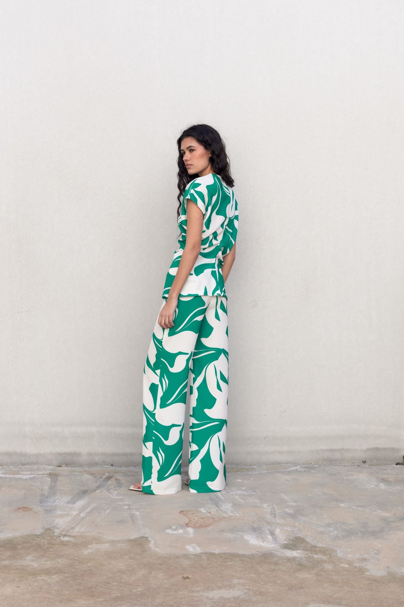 Blusa fruncida elegante para mujer con estampado verde, top fluido de cuello redondo y manga larga para oficina o casual