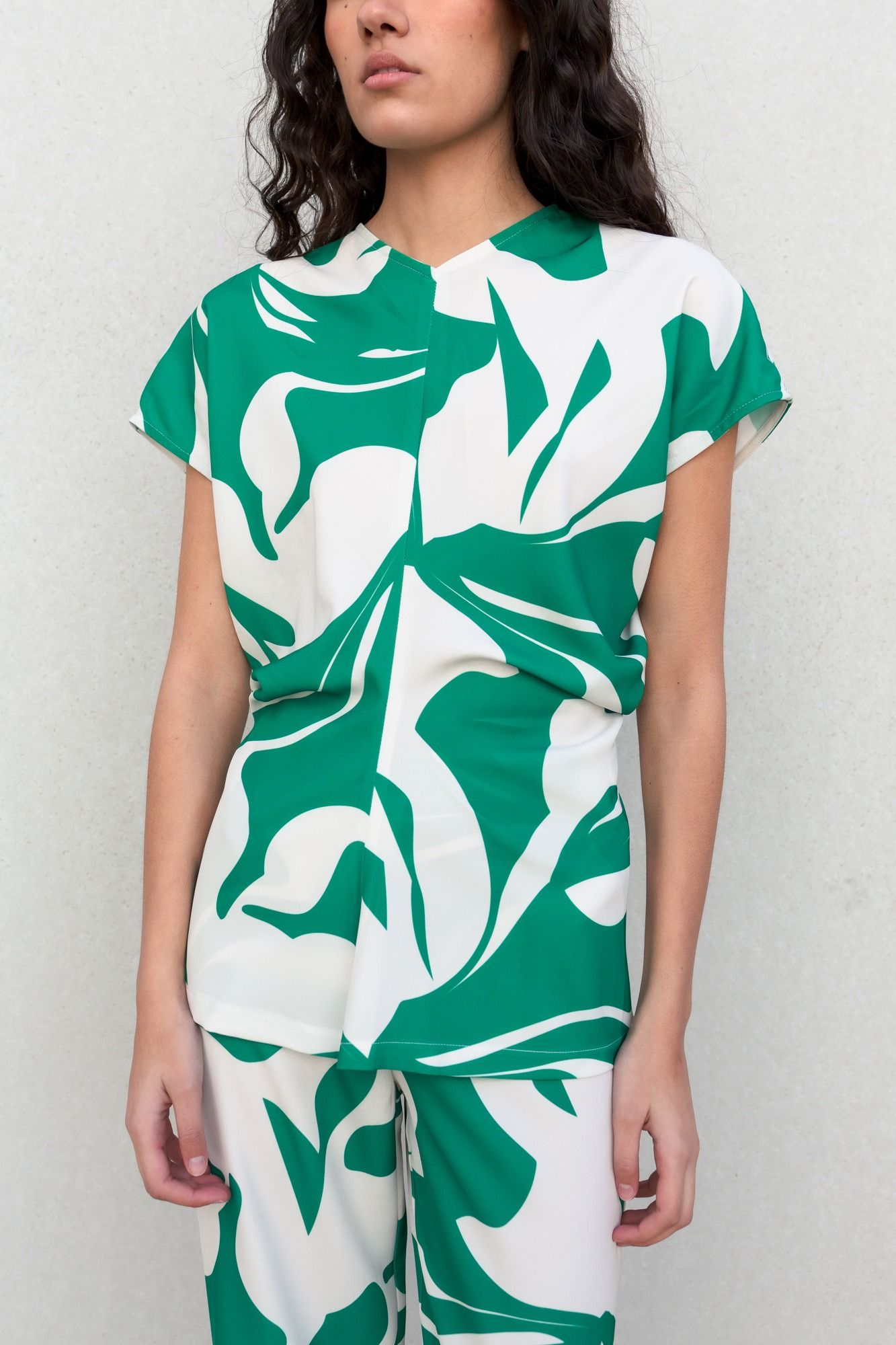 Blusa fruncida elegante para mujer con estampado verde, top fluido de cuello redondo y manga larga para oficina o casual