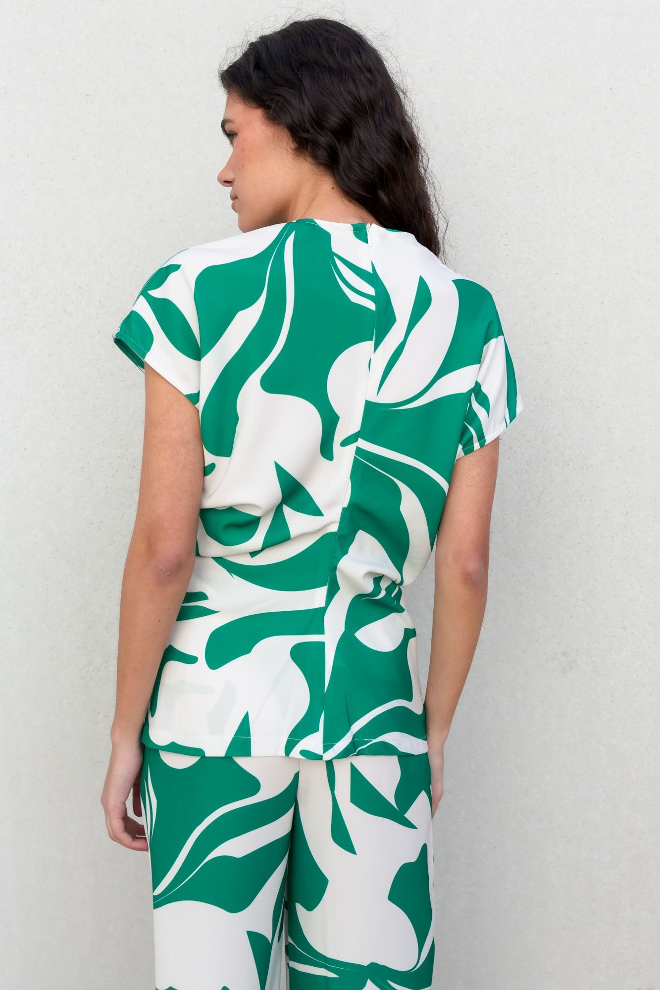 Blusa fruncida elegante para mujer con estampado verde, top fluido de cuello redondo y manga larga para oficina o casual