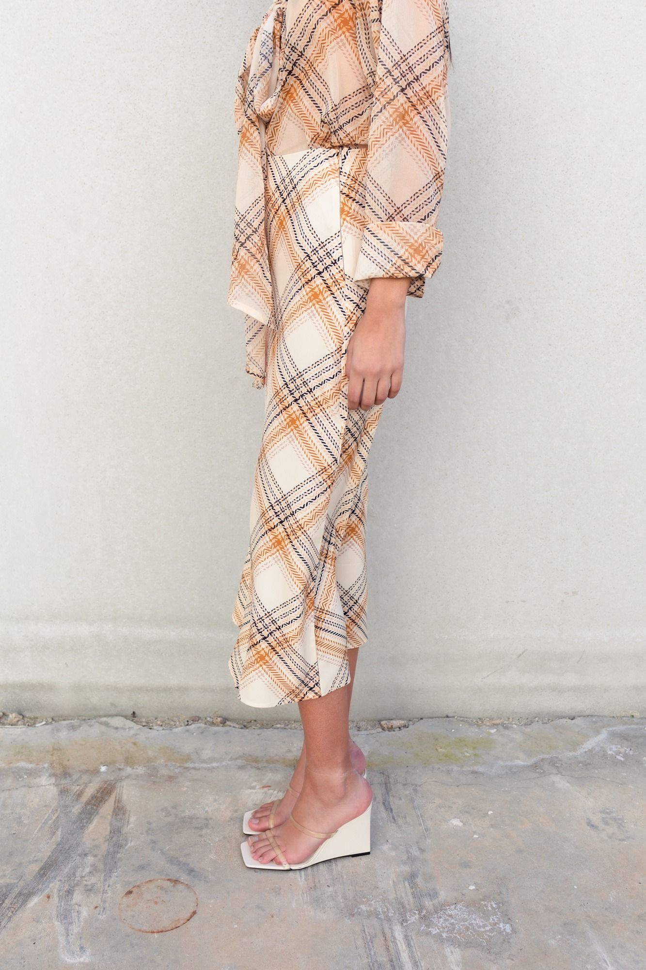 Falda midi envolvente de diseño asimétrico con lazo lateral y estampado de cuadros en color beige