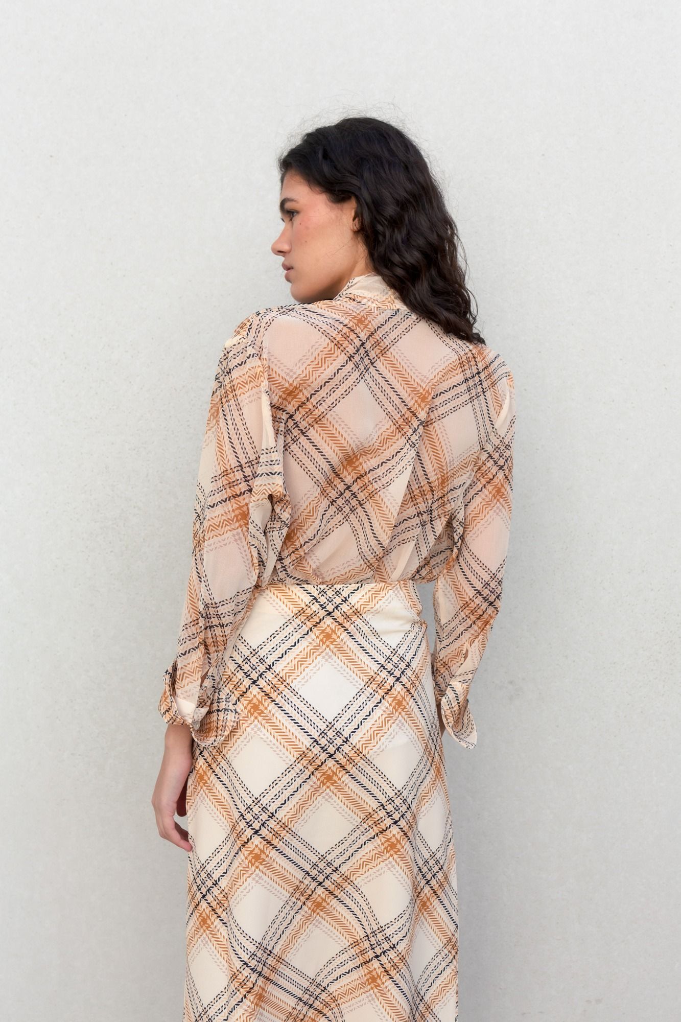 Blusa satinada fluida de mangas abullonadas con lazada al cuello y estampado a cuadros en color beige