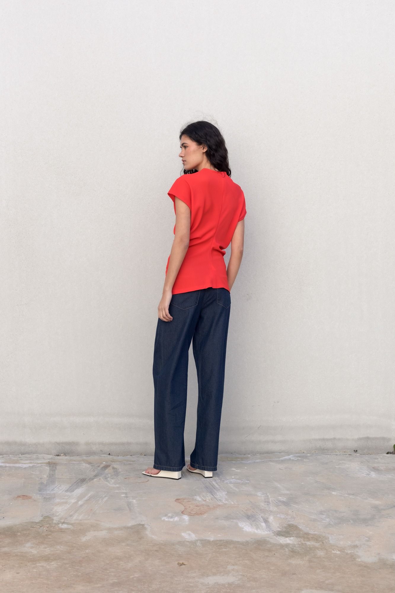 Blusa fluida para mujer en color rojo intenso con diseño texturizado de frunces frontales y mangas largas.