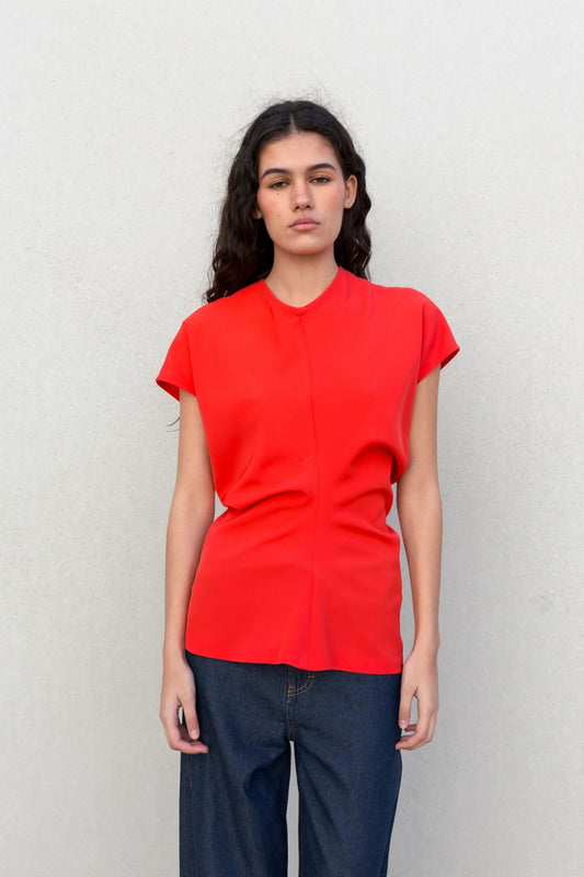 Blusa fluida para mujer en color rojo intenso con diseño texturizado de frunces frontales y mangas largas.