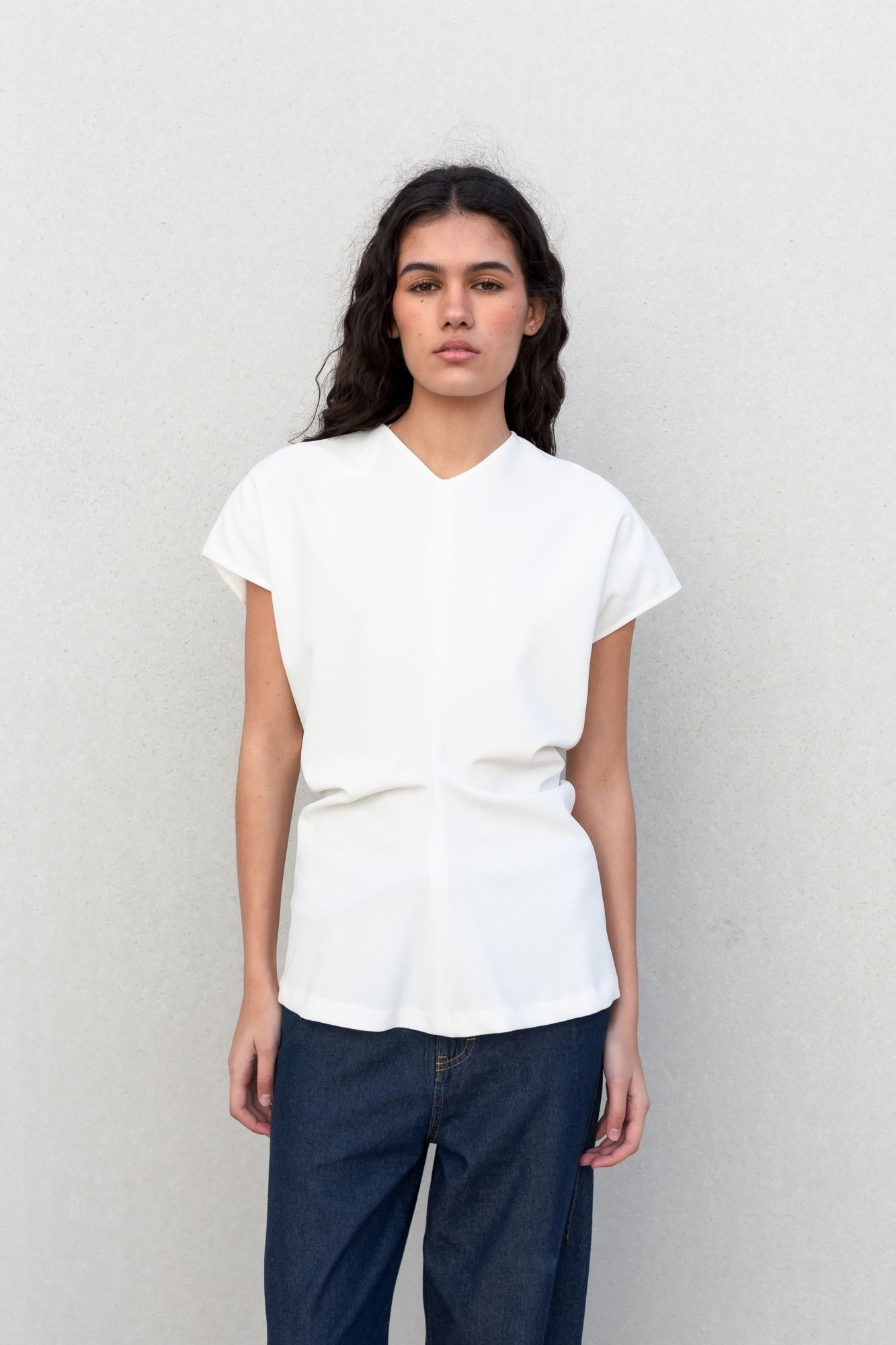 Blusa romántica de cuello redondo con frunces decorativos en color crudo