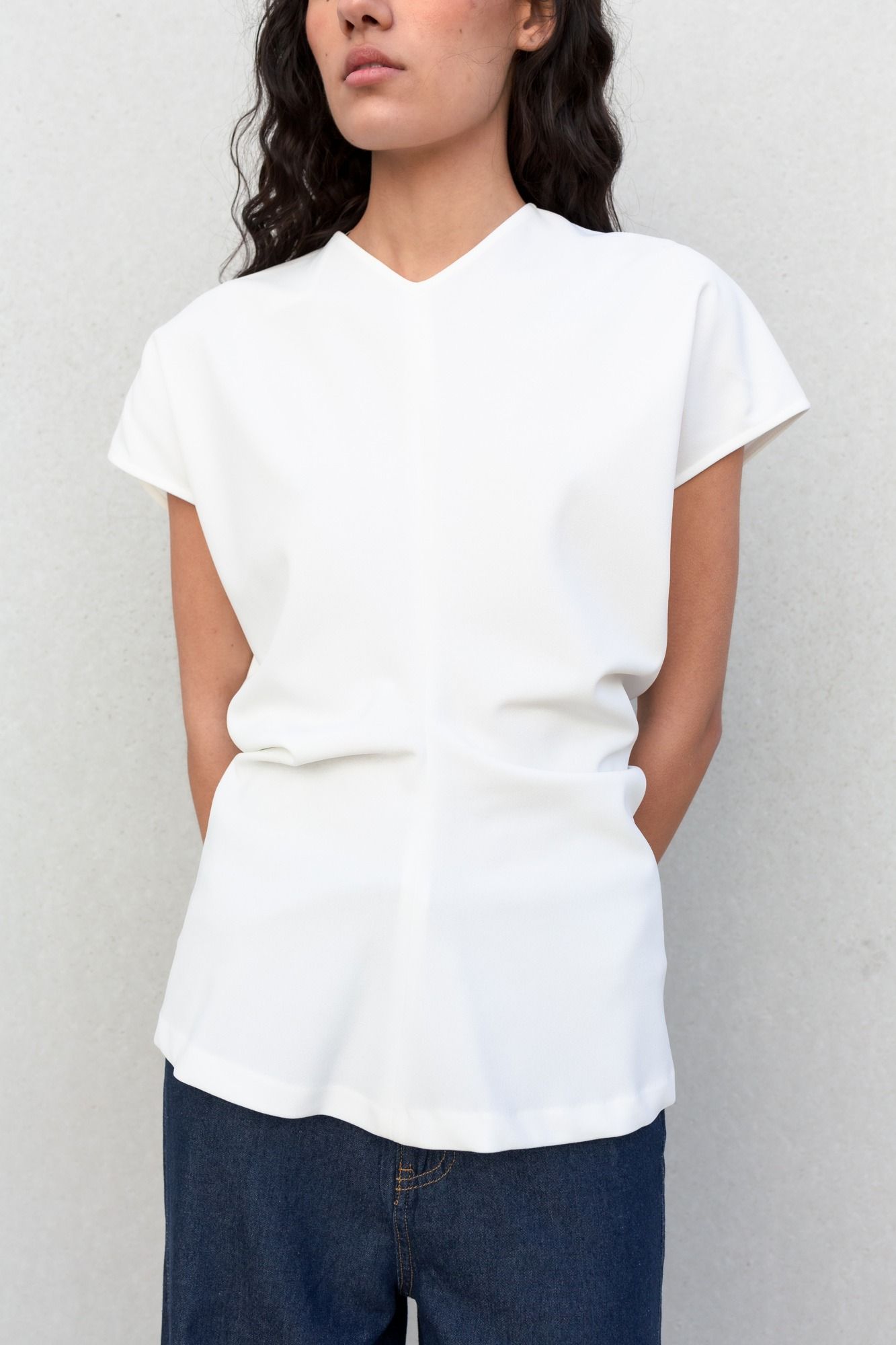 Blusa romántica de cuello redondo con frunces decorativos en color crudo