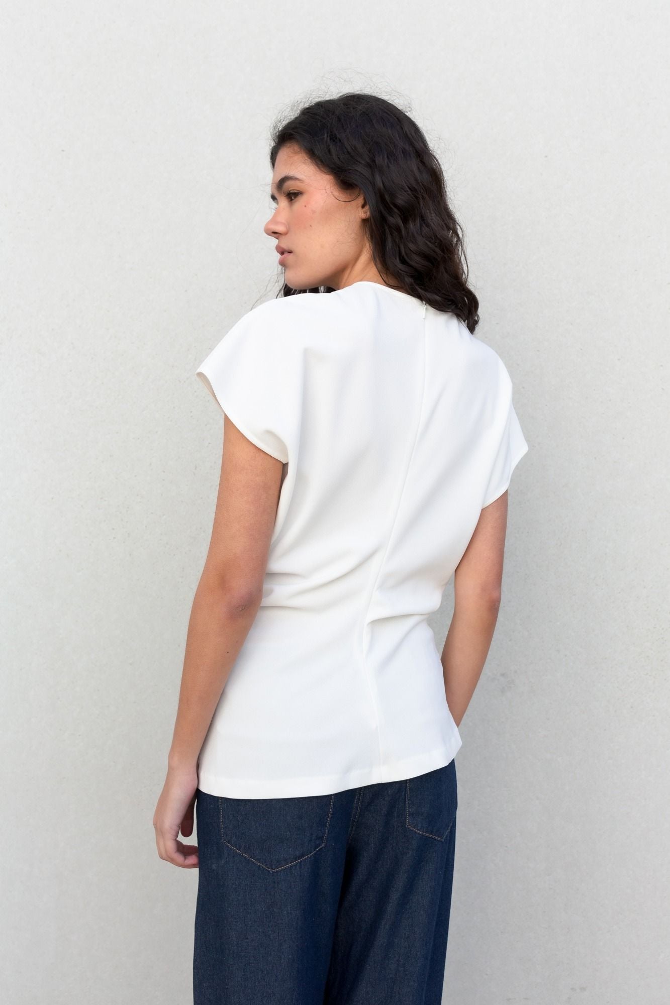 Blusa romántica de cuello redondo con frunces decorativos en color crudo