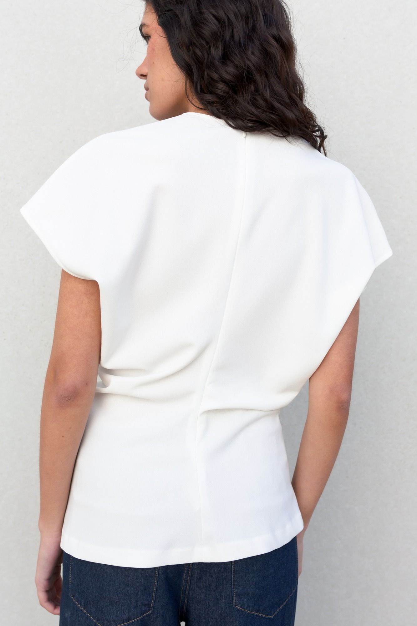 Blusa romántica de cuello redondo con frunces decorativos en color crudo