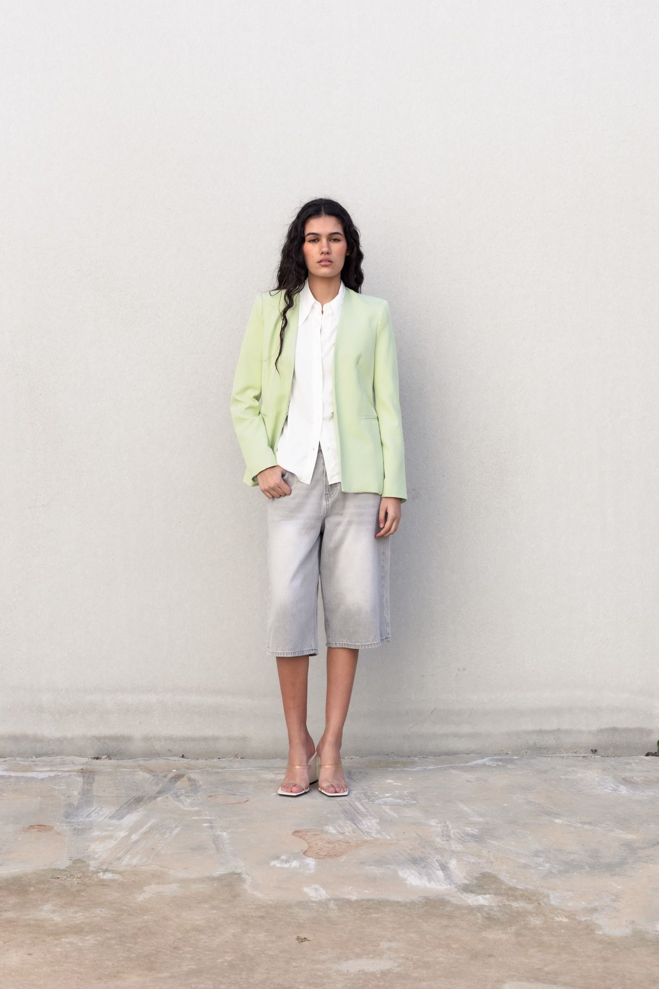 Chaqueta blazer minimalista en color verde sin solapas con cuello de pico estilizado