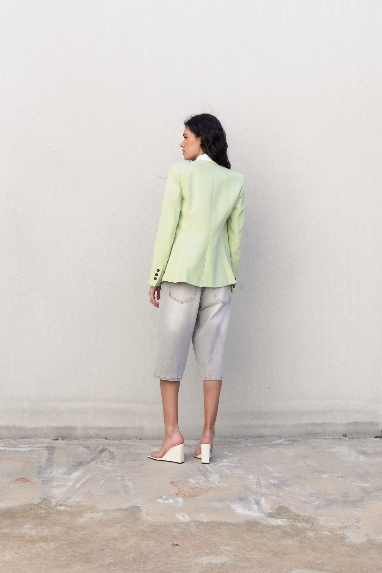 Chaqueta blazer minimalista en color verde sin solapas con cuello de pico estilizado