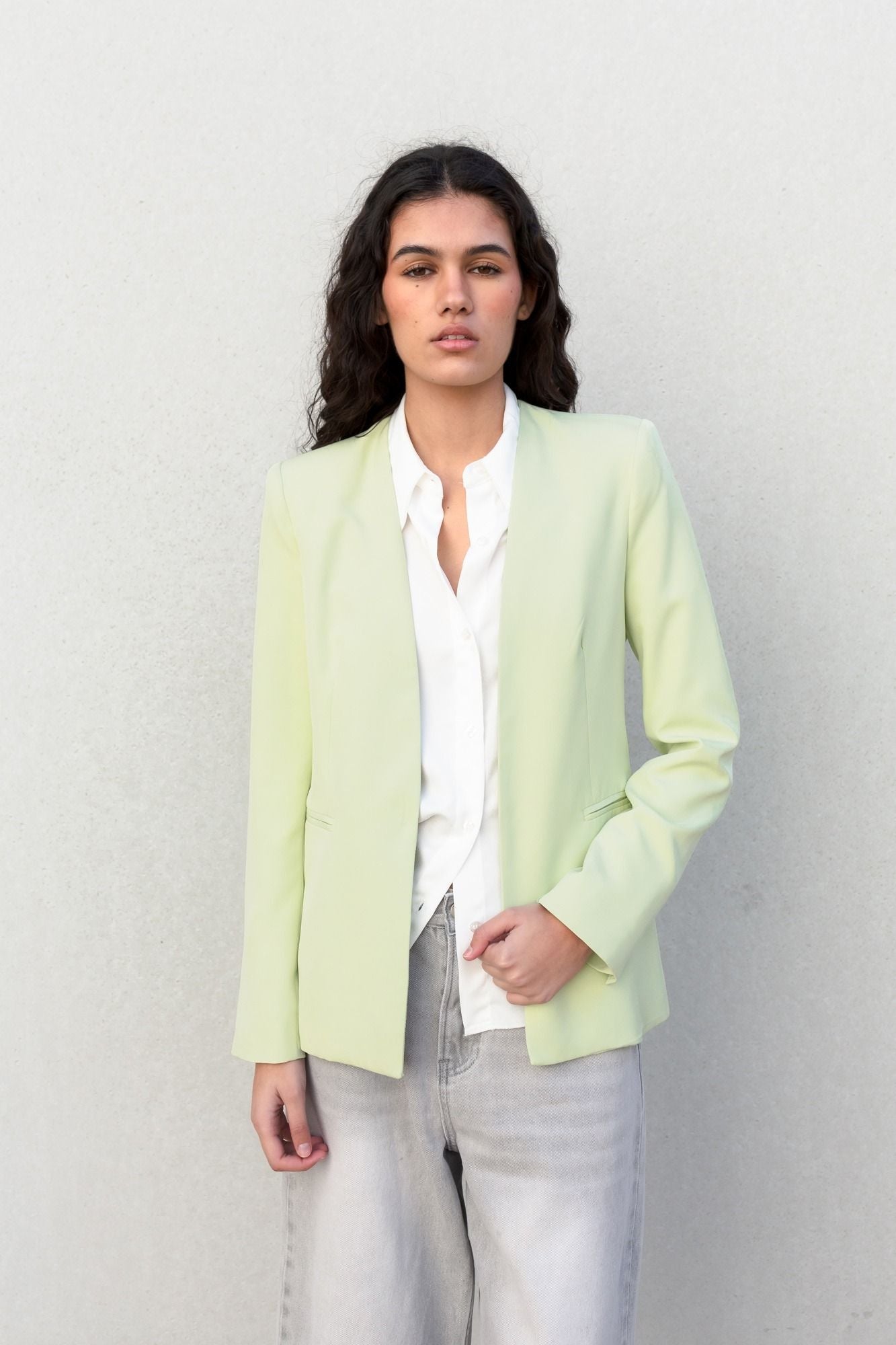 Chaqueta blazer minimalista en color verde sin solapas con cuello de pico estilizado