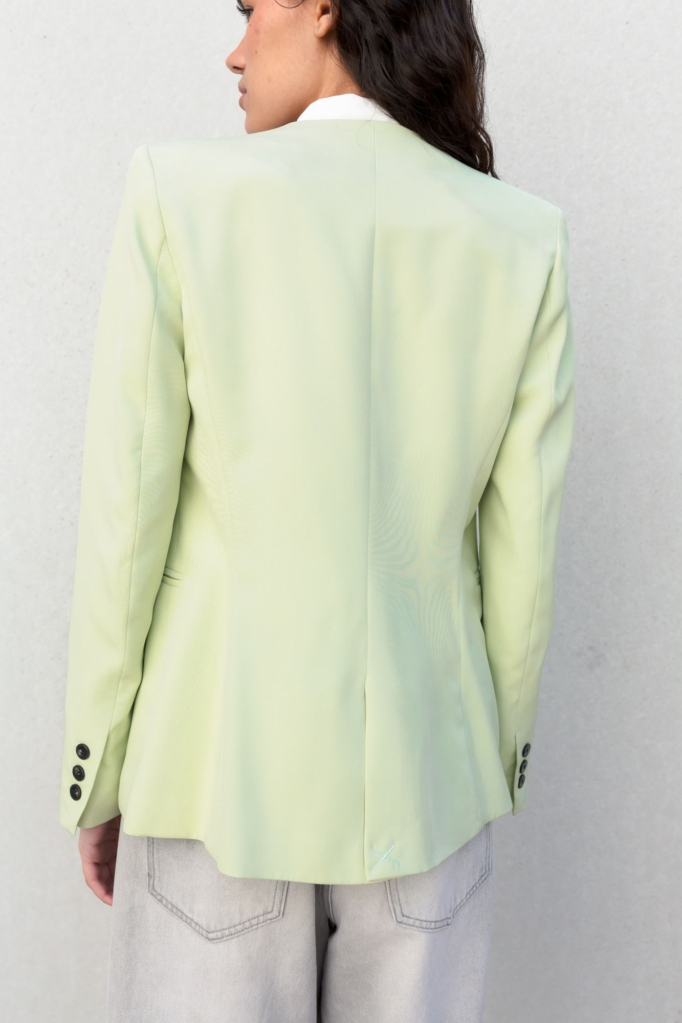 Chaqueta blazer minimalista en color verde sin solapas con cuello de pico estilizado