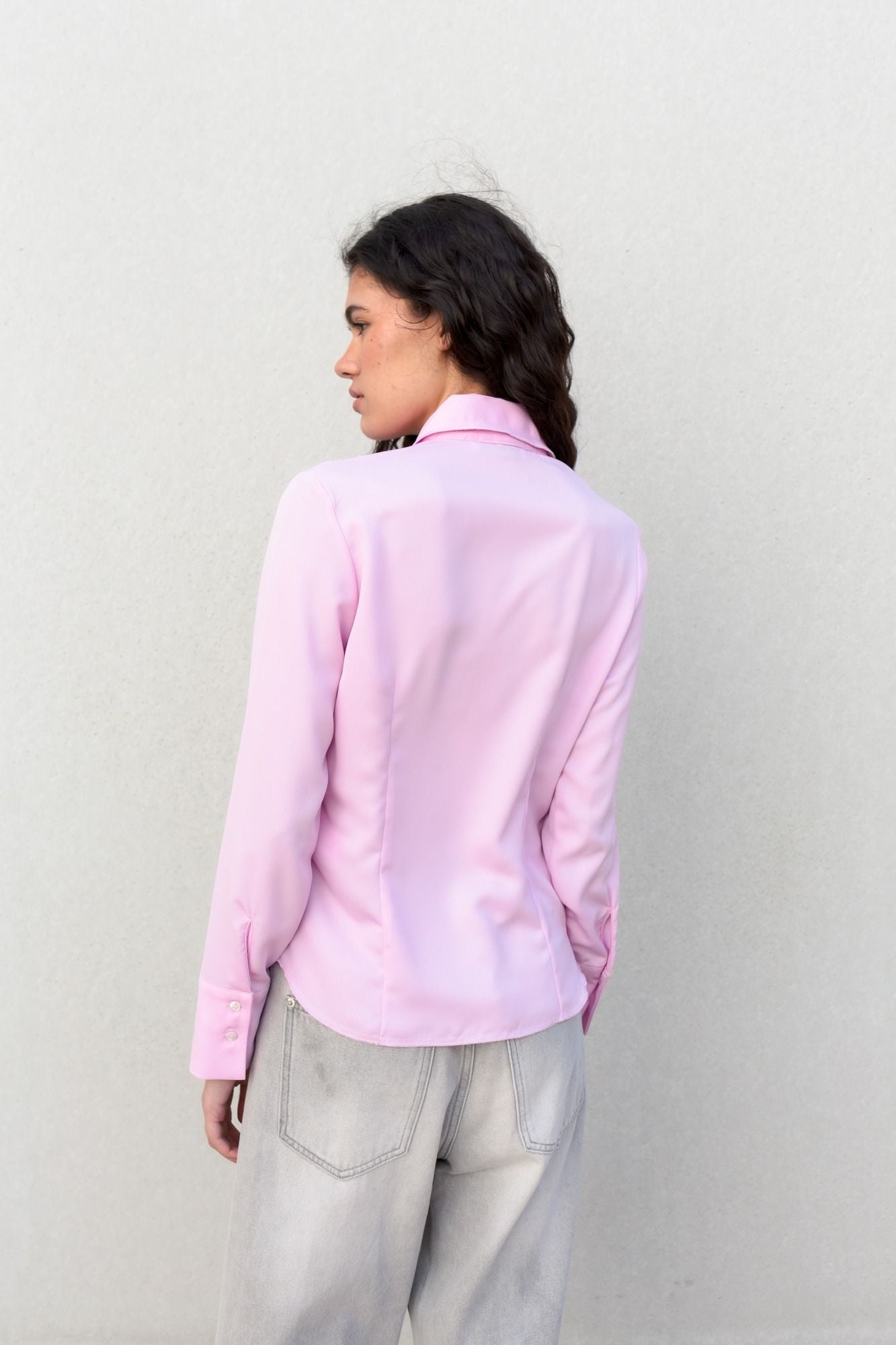 Camisa entallada morada con pinzas para definir silueta