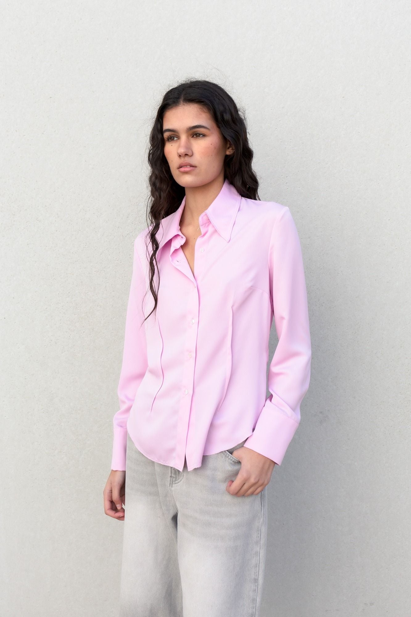 Camisa entallada morada con pinzas para definir silueta