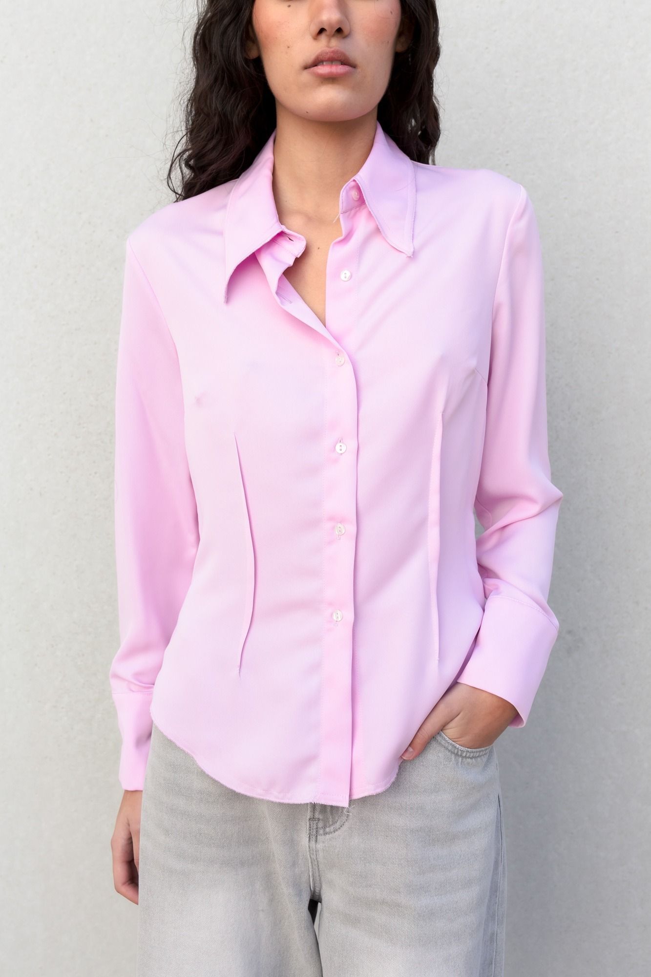 Camisa entallada morada con pinzas para definir silueta
