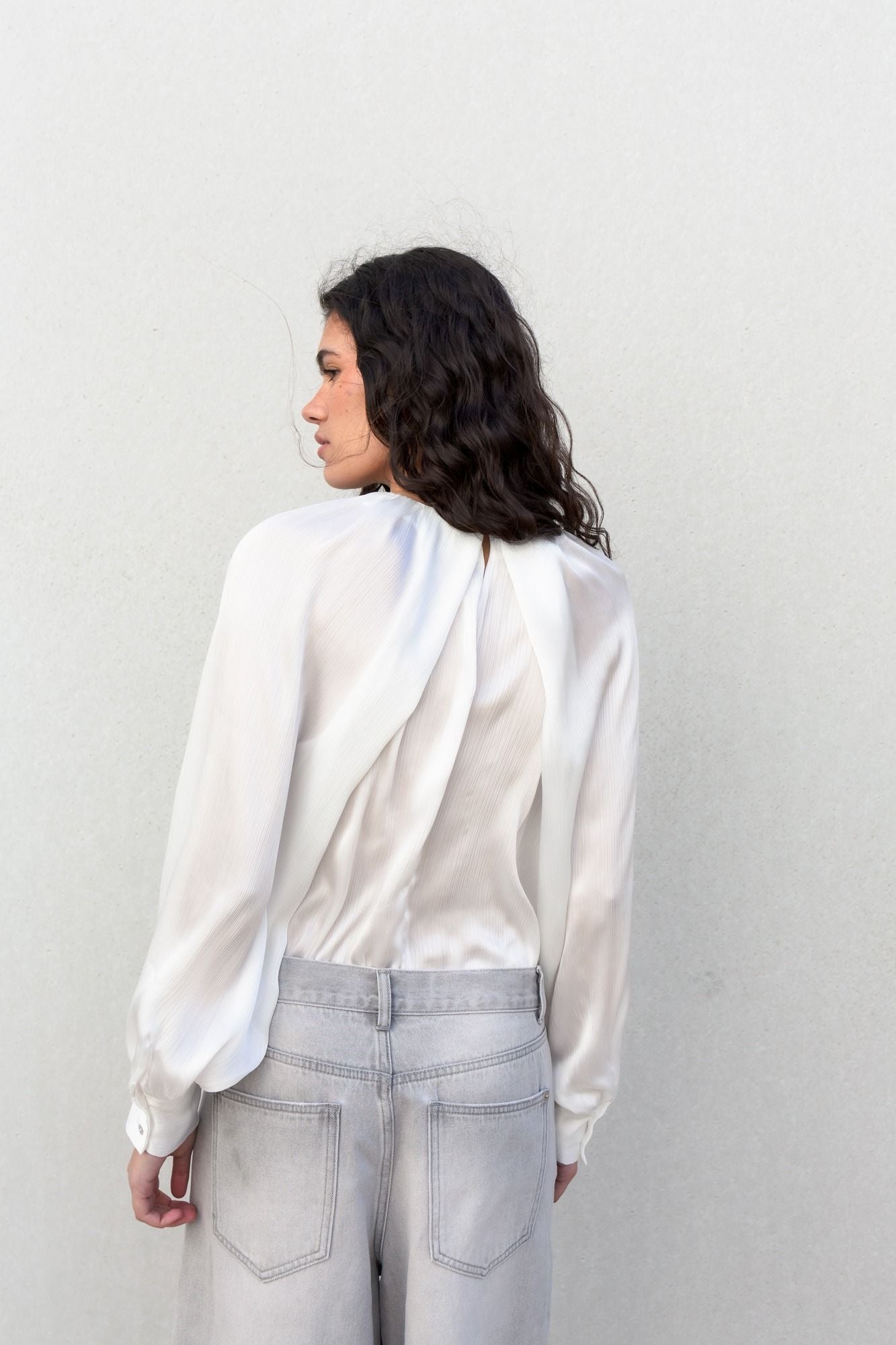 Blusa satinada elegante color crudo de tacto sedoso
