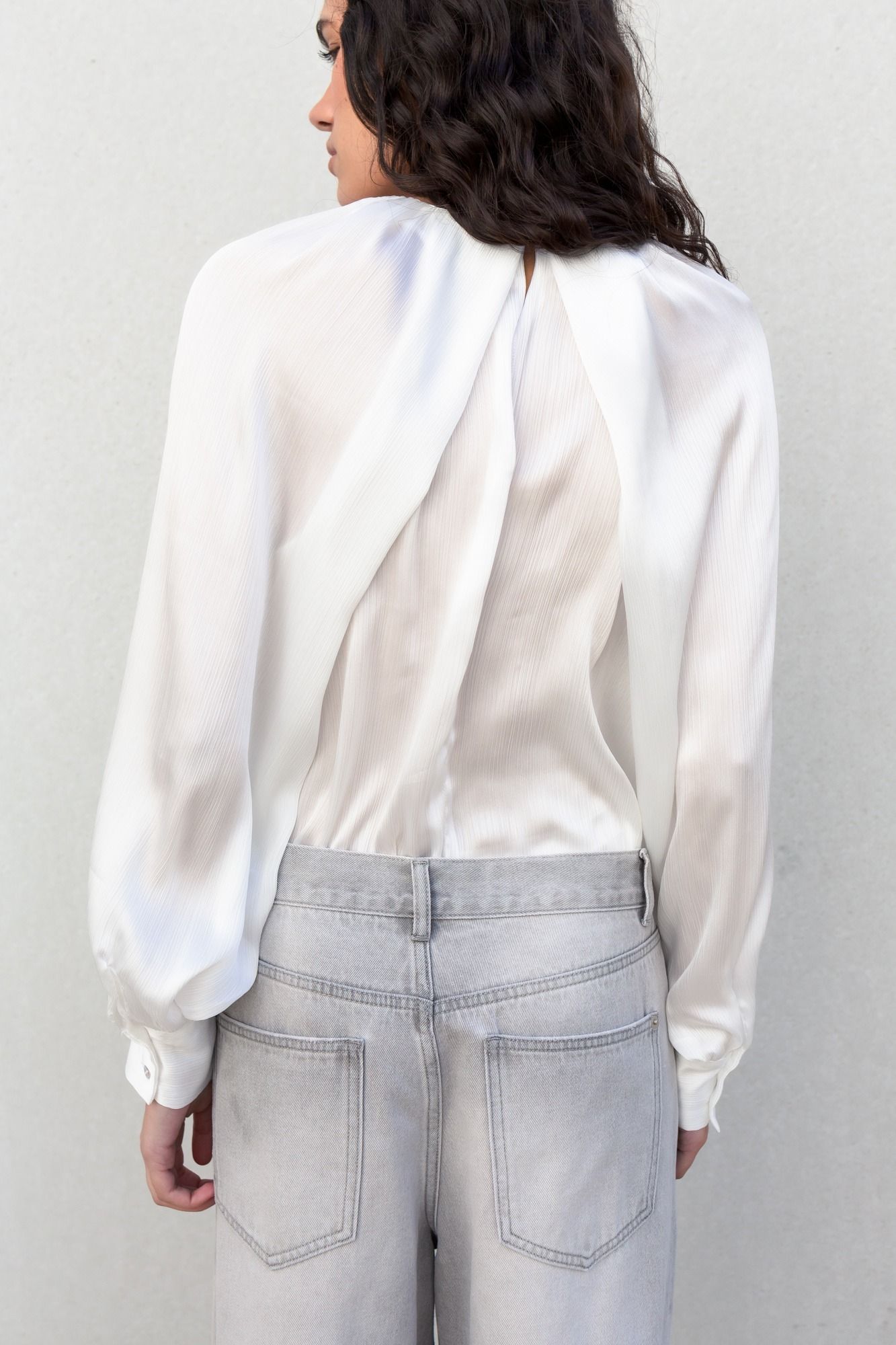 Blusa satinada elegante color crudo de tacto sedoso