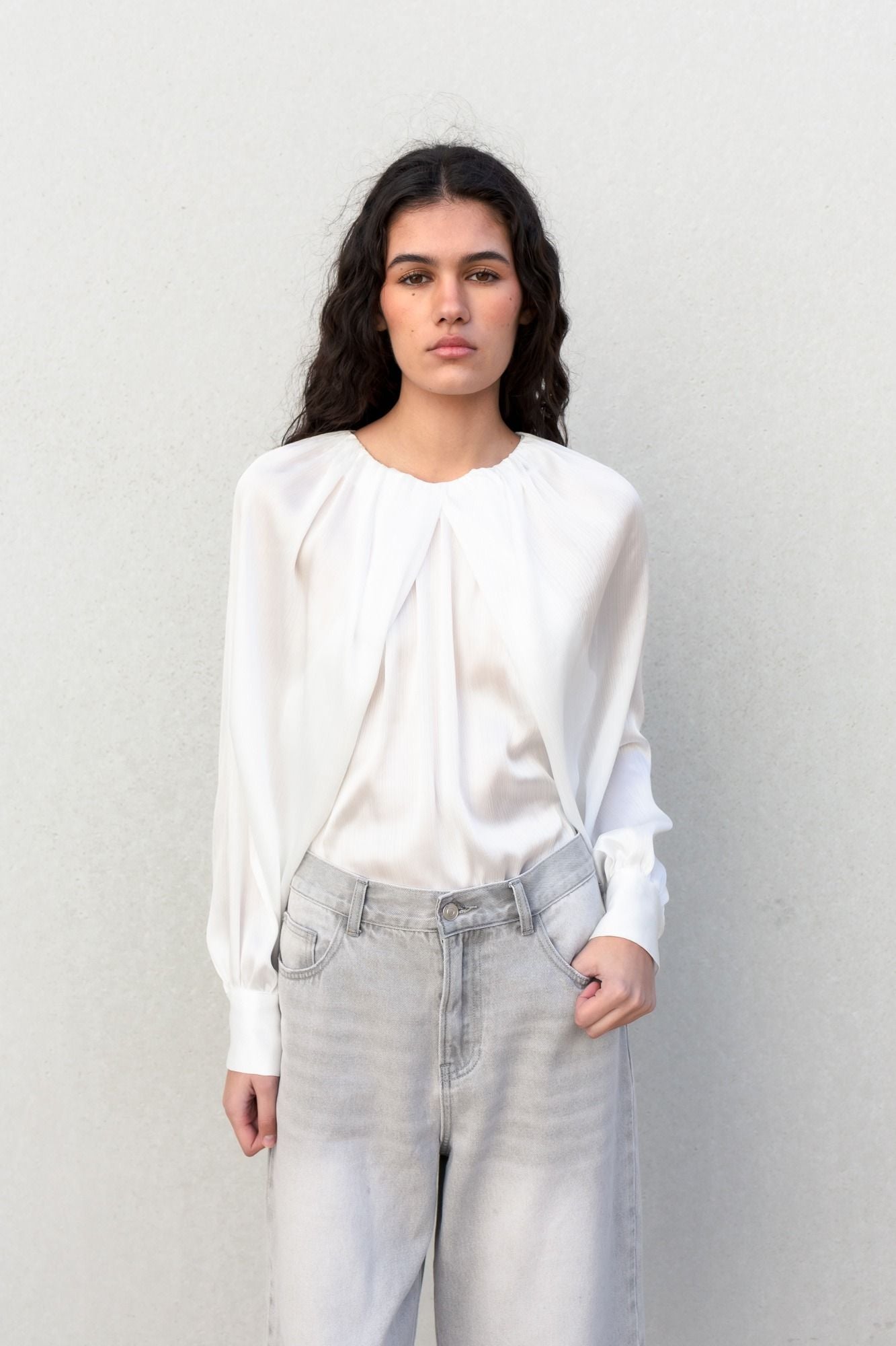Blusa satinada elegante color crudo de tacto sedoso