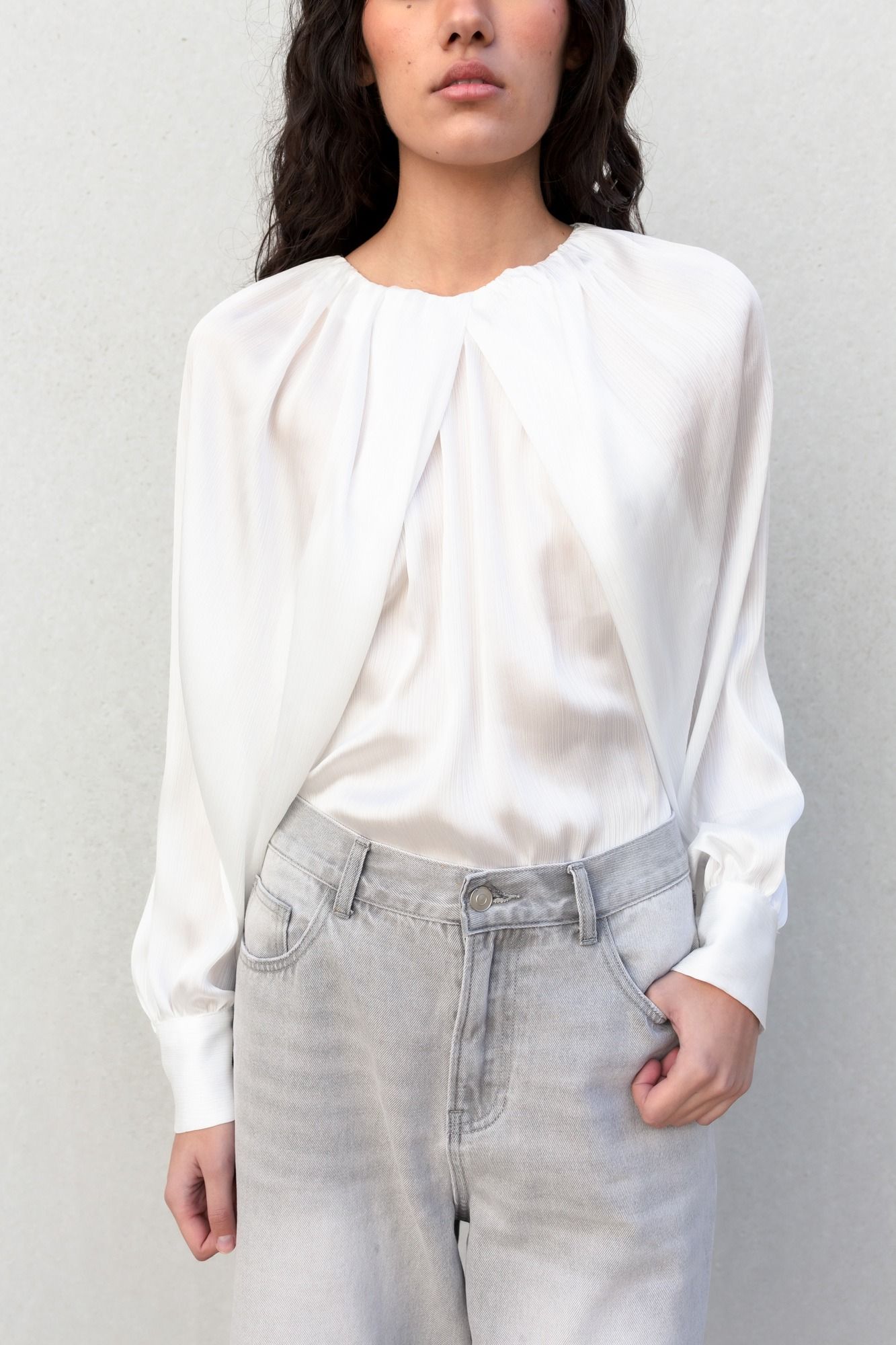 Blusa satinada elegante color crudo de tacto sedoso