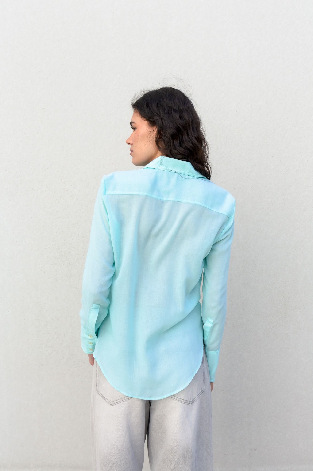 Camisa fluida verde mujer satén botones caída ligera