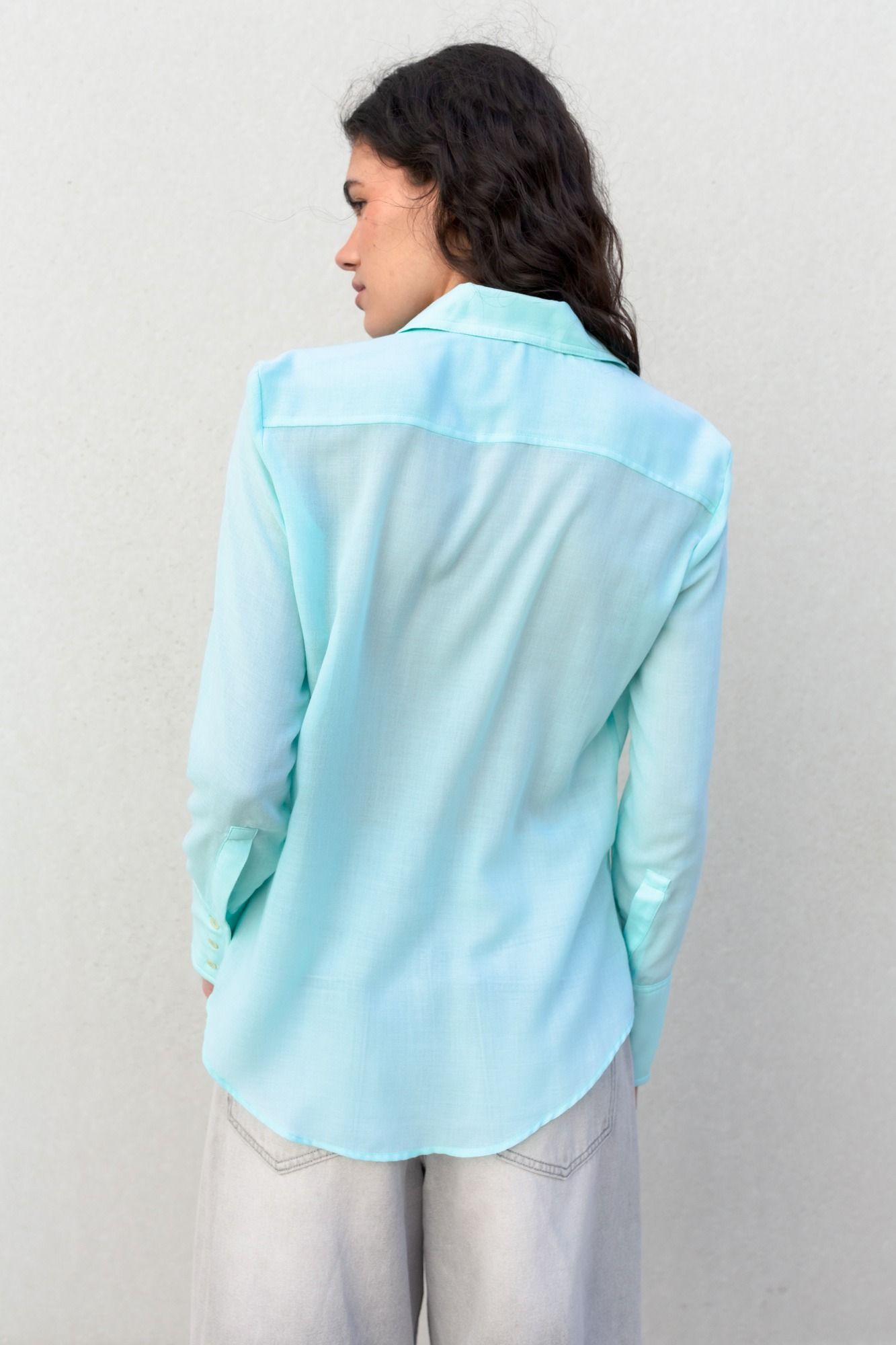Camisa fluida verde mujer satén botones caída ligera