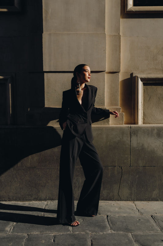 Pantalón de mujer con pliegues frontales, estilo sastre. 100% Poliéster. Diseño Made in Spain.