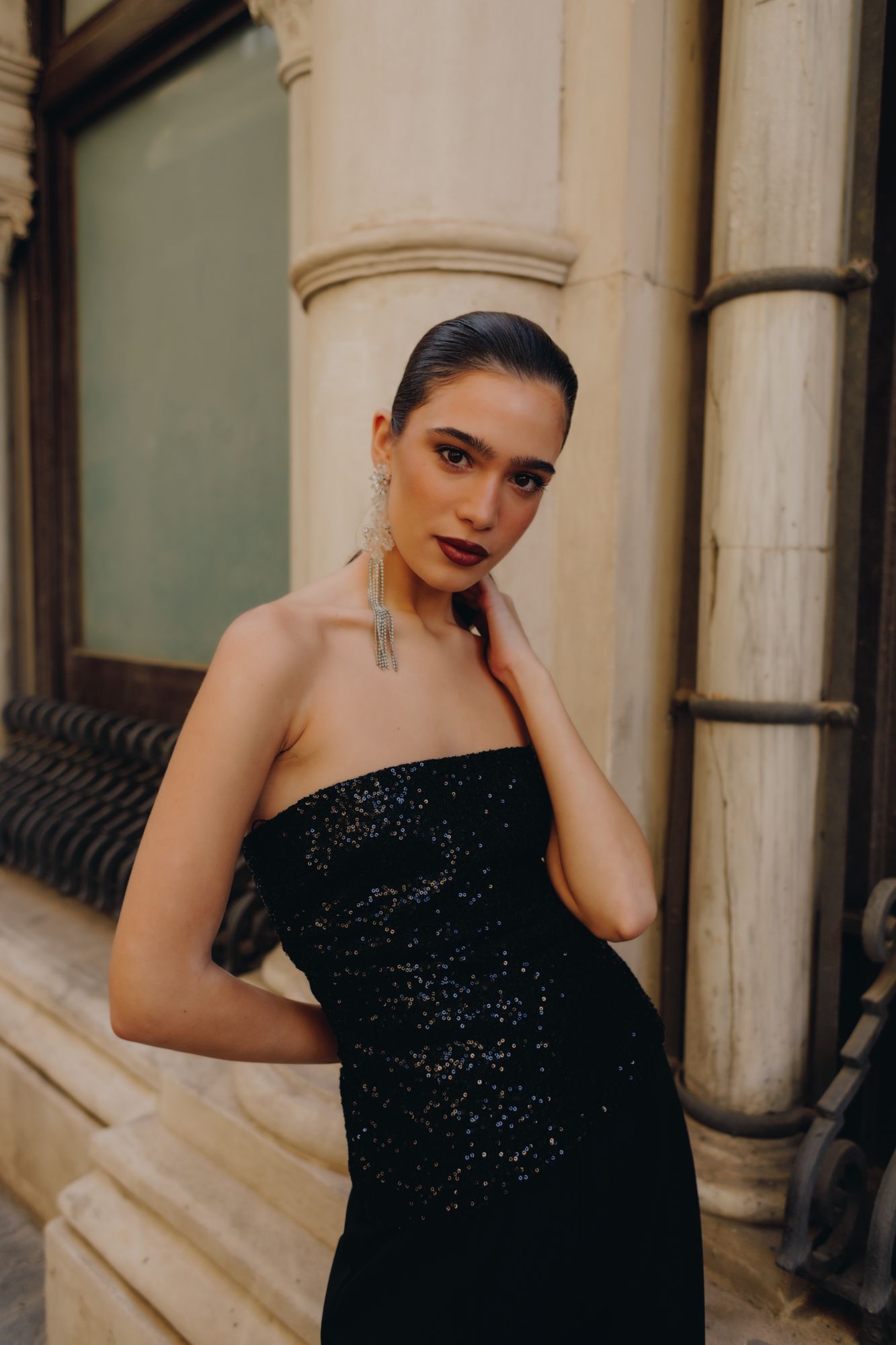 Top bandeau negro sin tirantes ajustado estilo minimalista para mujer