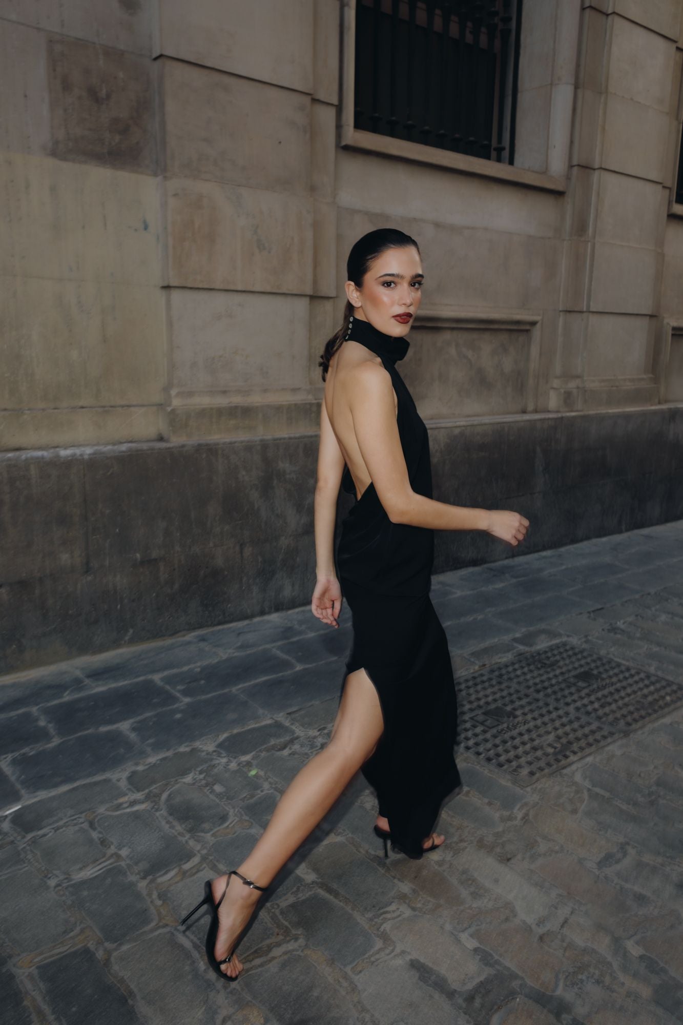 Vestido midi negro ajustado cuello halter con espalda descubierta