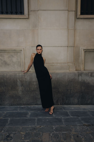 Vestido midi negro ajustado cuello halter con espalda descubierta