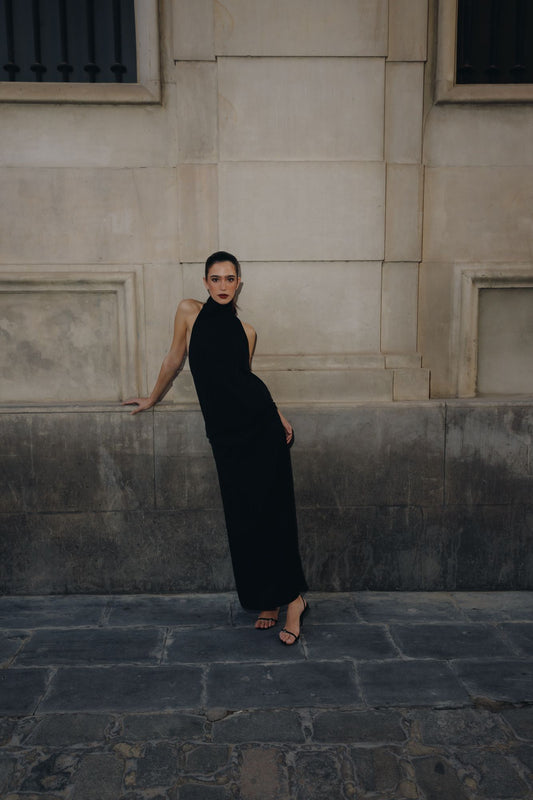 Vestido midi negro ajustado cuello halter con espalda descubierta