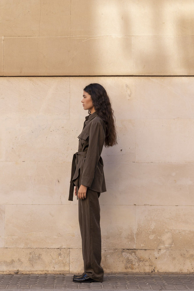 Chaqueta corta tipo sahariana con bolsillos