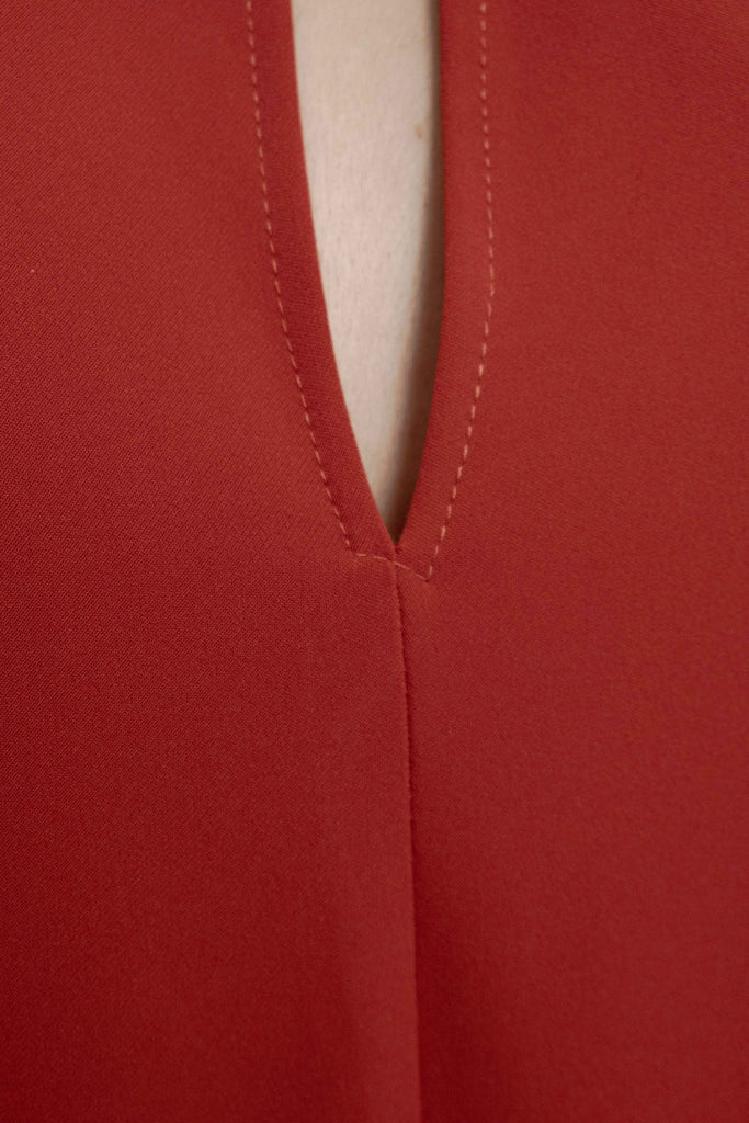 Vestido Midi Fluido de Cuello Alto Manga Capa con Aberturas y Cierre Posterior de Lazada
