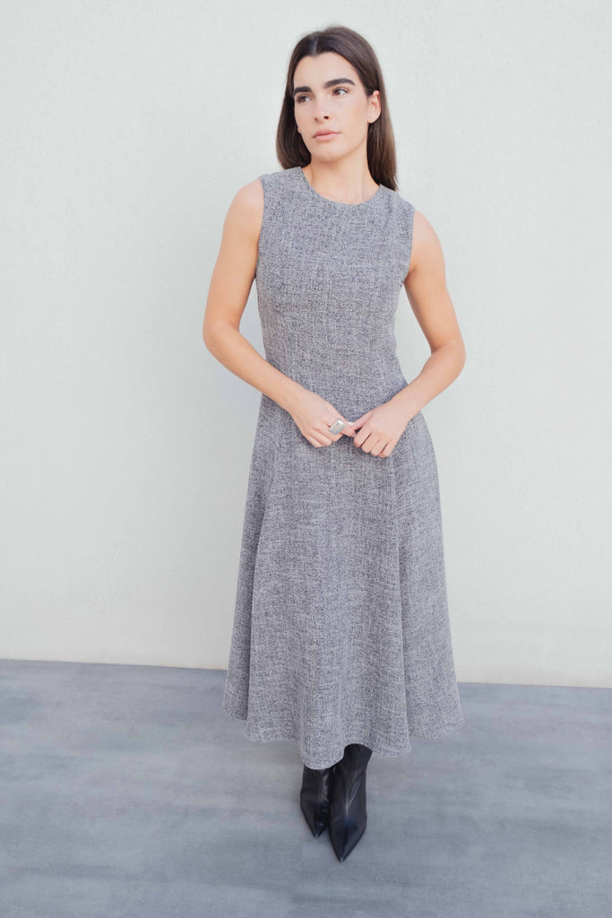 Vestido midi negro de estructura con manga sisa