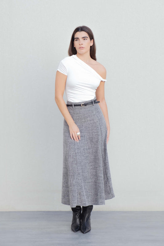 Falda midi de estructura negra con tiro alto